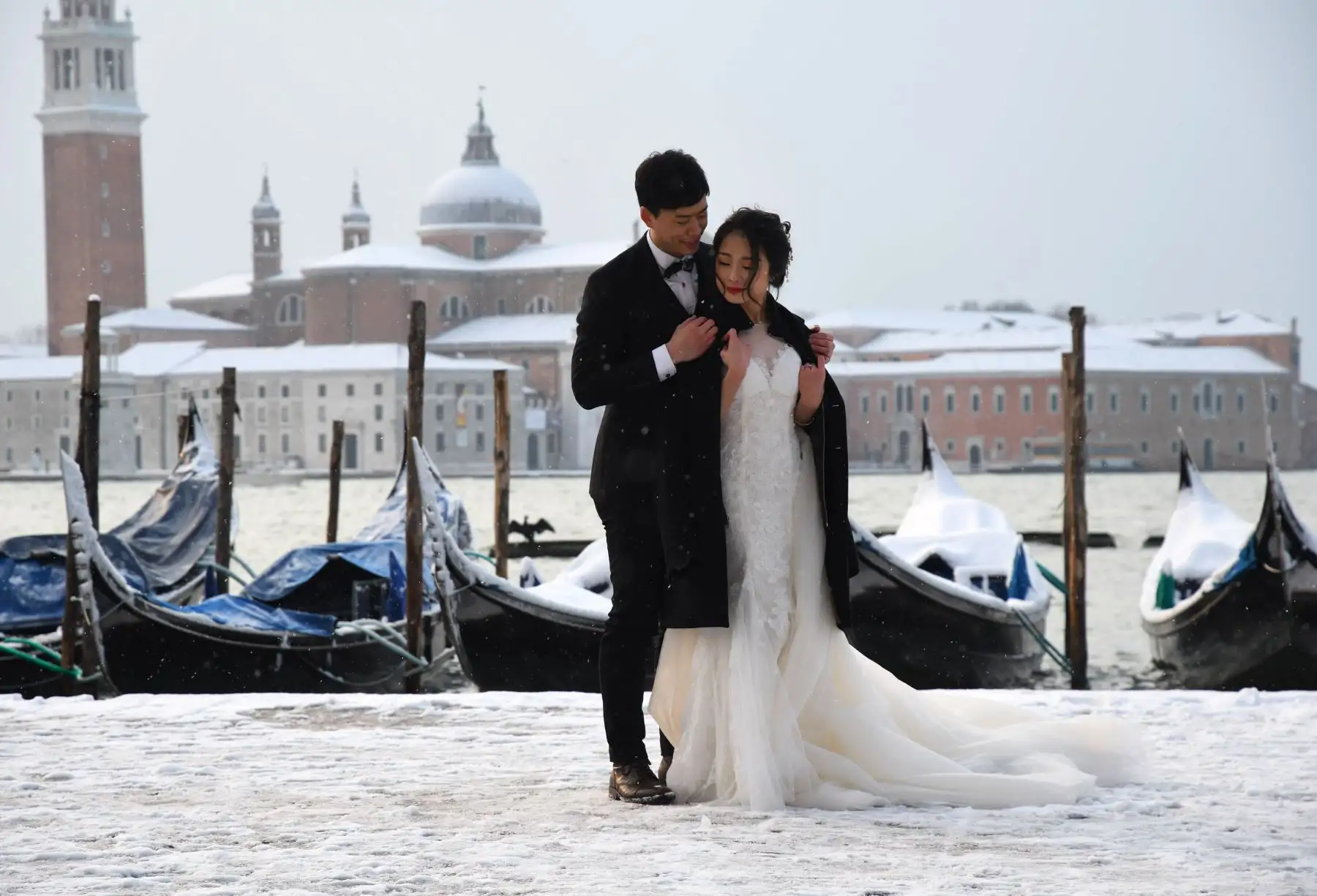 Una pareja posa en la Plaza de San Marcos en Venecia. Foto: AFP