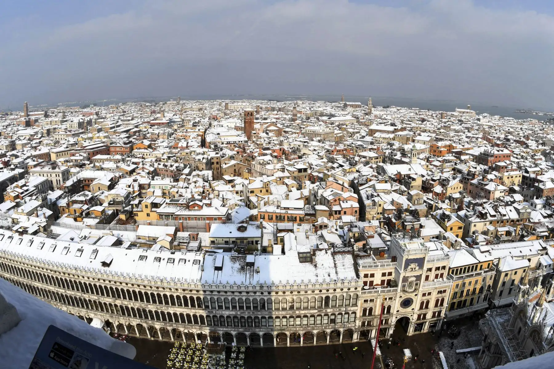 Vista aérea de tejados nevados en Venecia. Foto: AFP