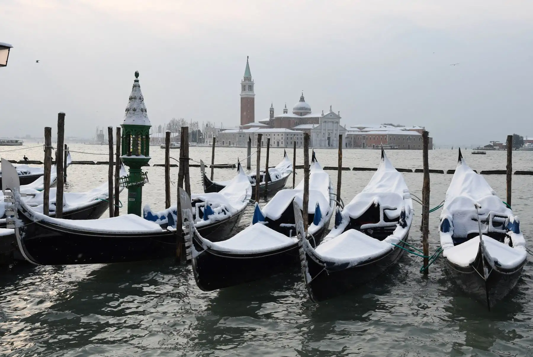 Las tradicionales góndolas cubiertas de nieve. Foto: AFP