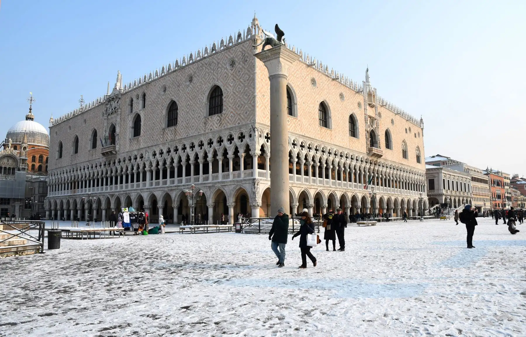 La gente camina cerca al Palazzo Ducale en Venecia. Foto: AFP