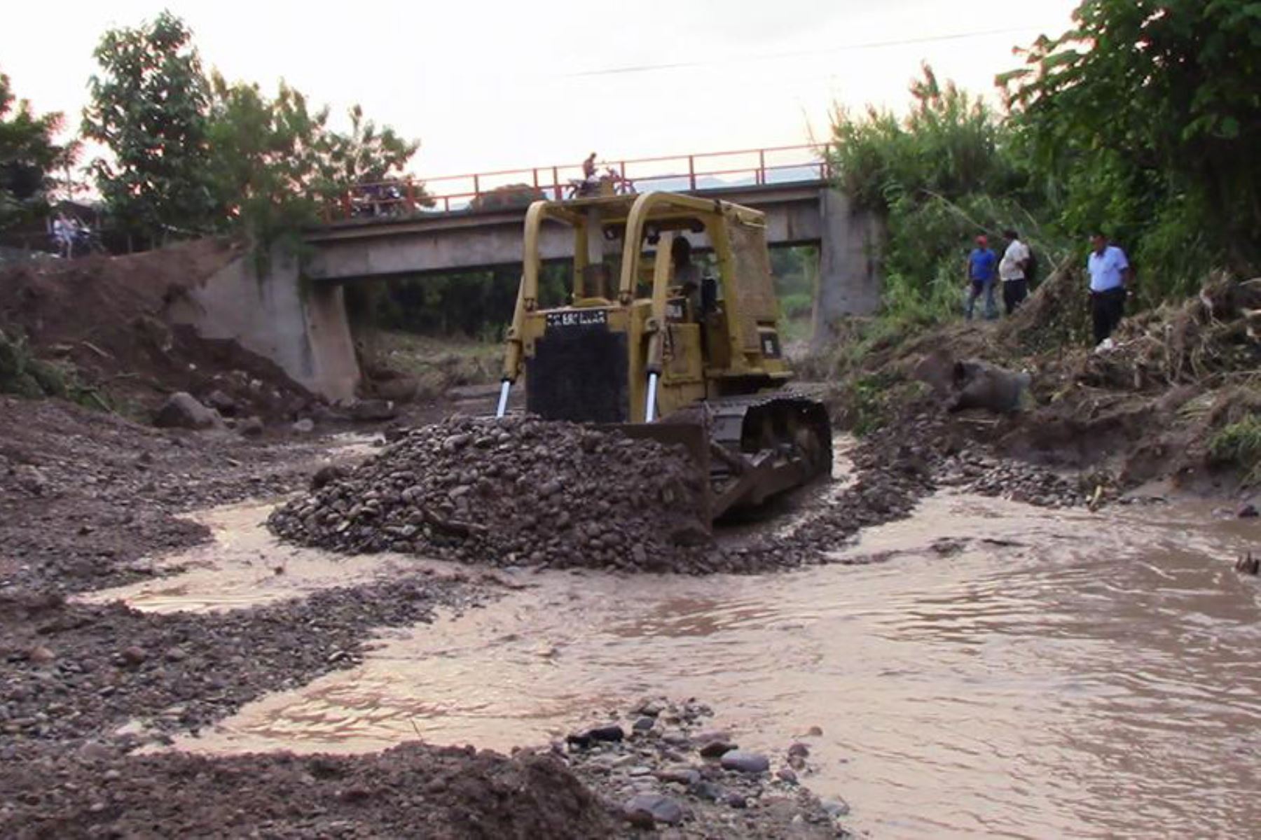 Pasco: limpian viviendas y calles afectadas por inundación en Oxapampa.
