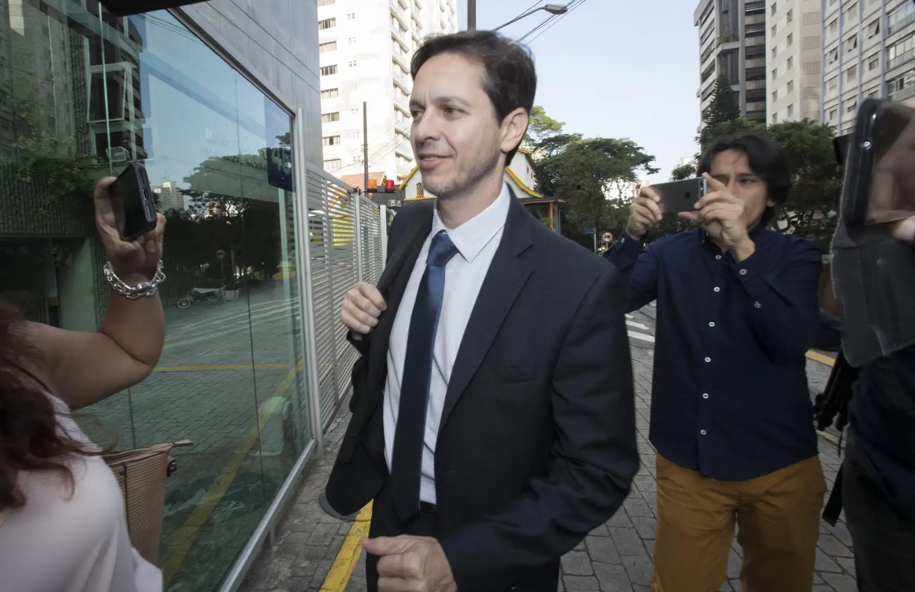 El fiscal brasileño Orlando Martello, miembro de la Fuerza de Tarea de Lava Jato, dirige la entrevista a Jorge Barata. Foto: EFE