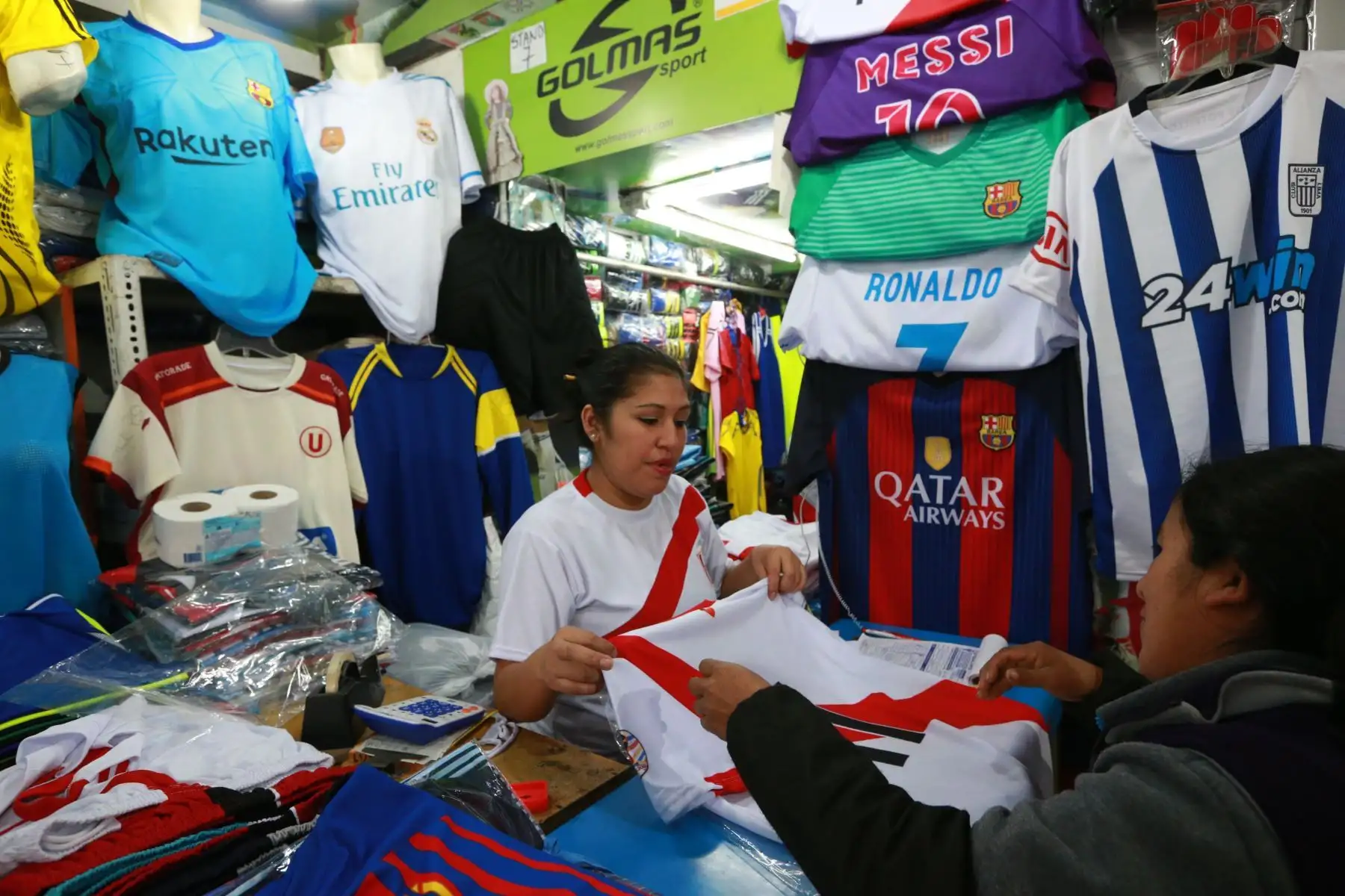 Con la clasificación del Perú al Mundial de Rusia 2018 no solo la alegría y emoción han embargado a los hinchas peruanos, sino que también los emprendedores tienen muchas oportunidades en sus negocios. El Consultorio Financiero de Mibanco te da algunas recomendaciones para aprovechar y aumentar las ganancias de tu negocio durante este evento. Foto: ANDINA/Dante Zegarra
