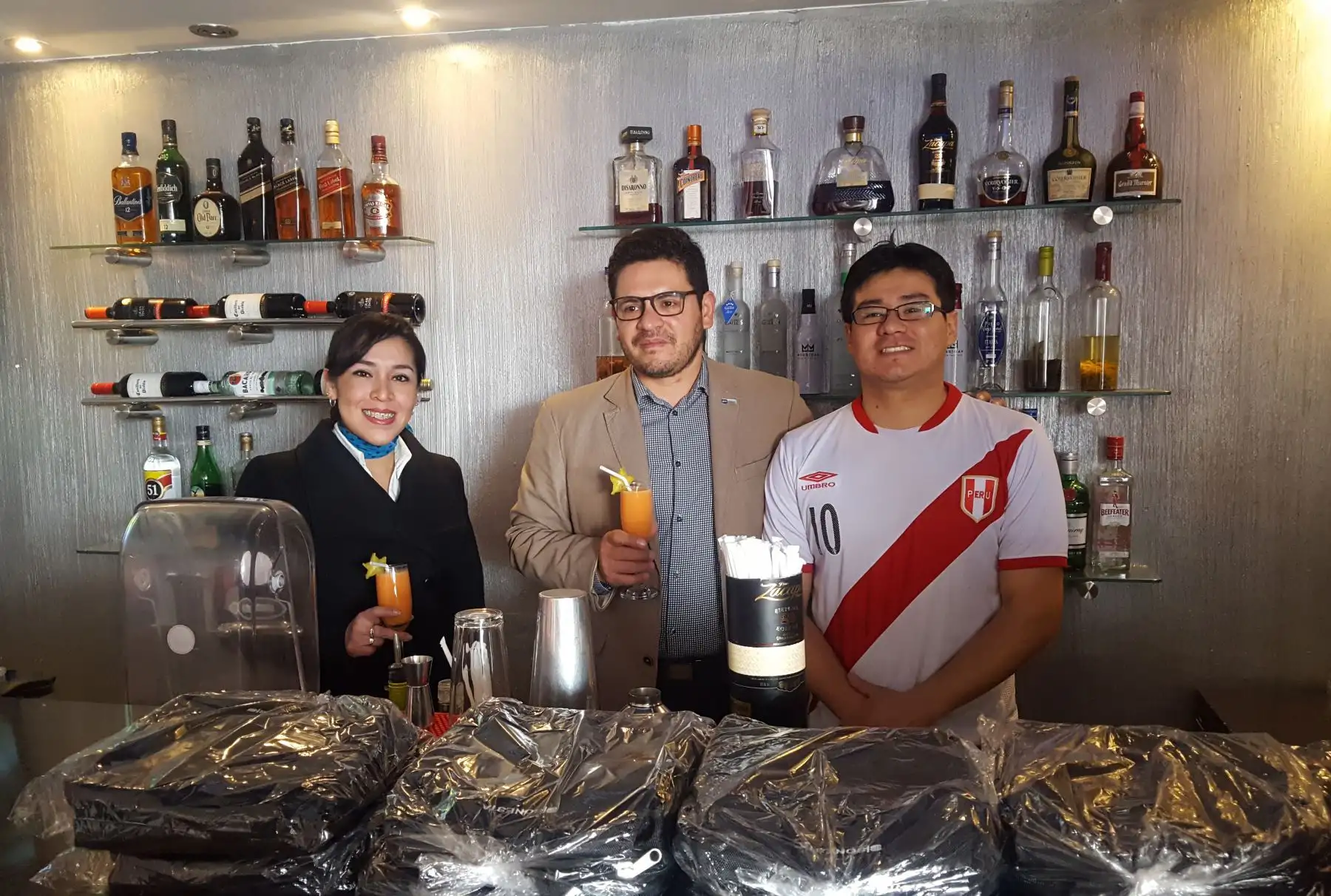 Ordena tus productos de manera llamativa, asociándola a esta temporada deportiva y, sobre todo, no te olvides de ofrecer promociones. Muchos querrán llevar más de un producto y es mejor si le ofreces una oferta por la compra de algo. Foto: ANDINA/Raúl Gastulo