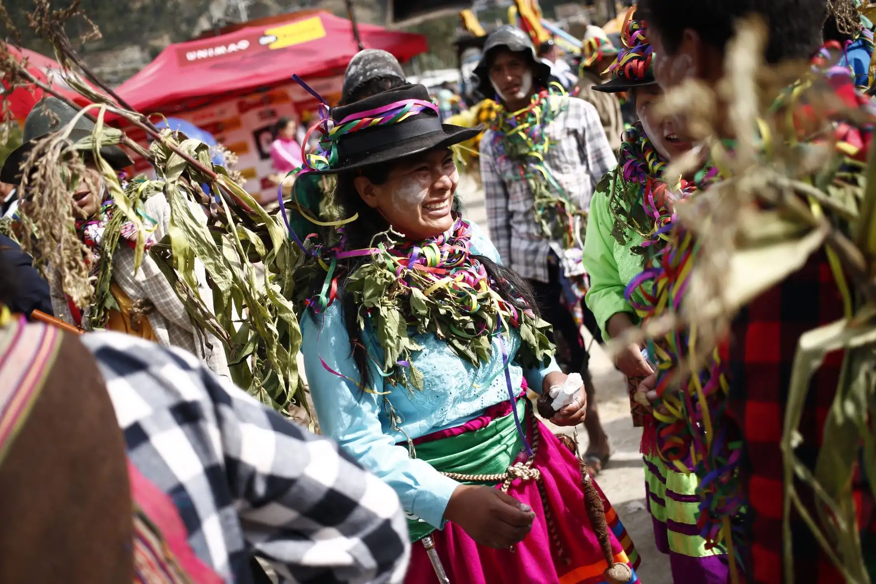 Durante los tres días centrales, la ciudad presenta una decoración multicolor propio de un ambiente festivo, la población acostumbra atender a las delegaciones de artistas con refrescos, chicha, bebidas y potajes típicos, así como estimular calurosamente con aplausos su presentación. Foto: PROMPERÚ