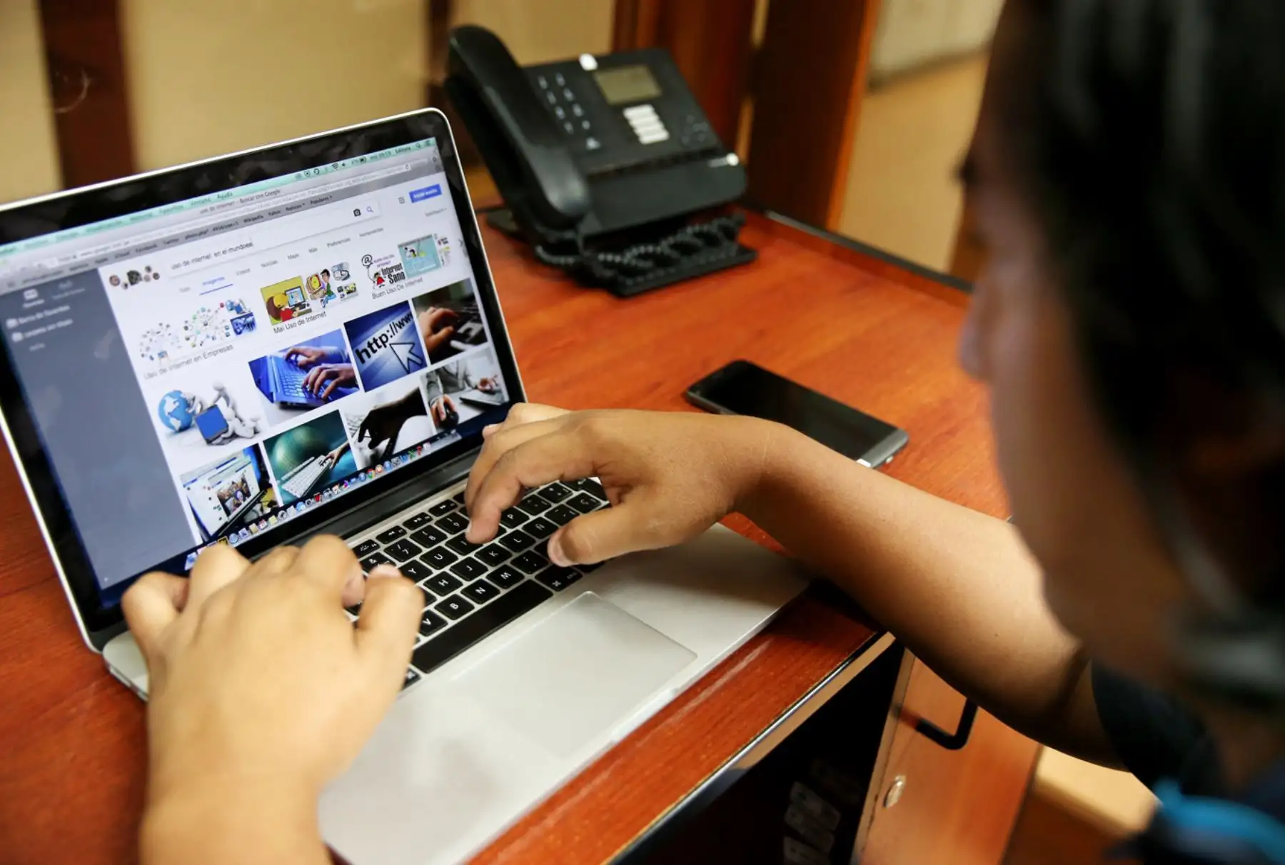 Uso de las redes sociales. ANDINA/Melina Mejía