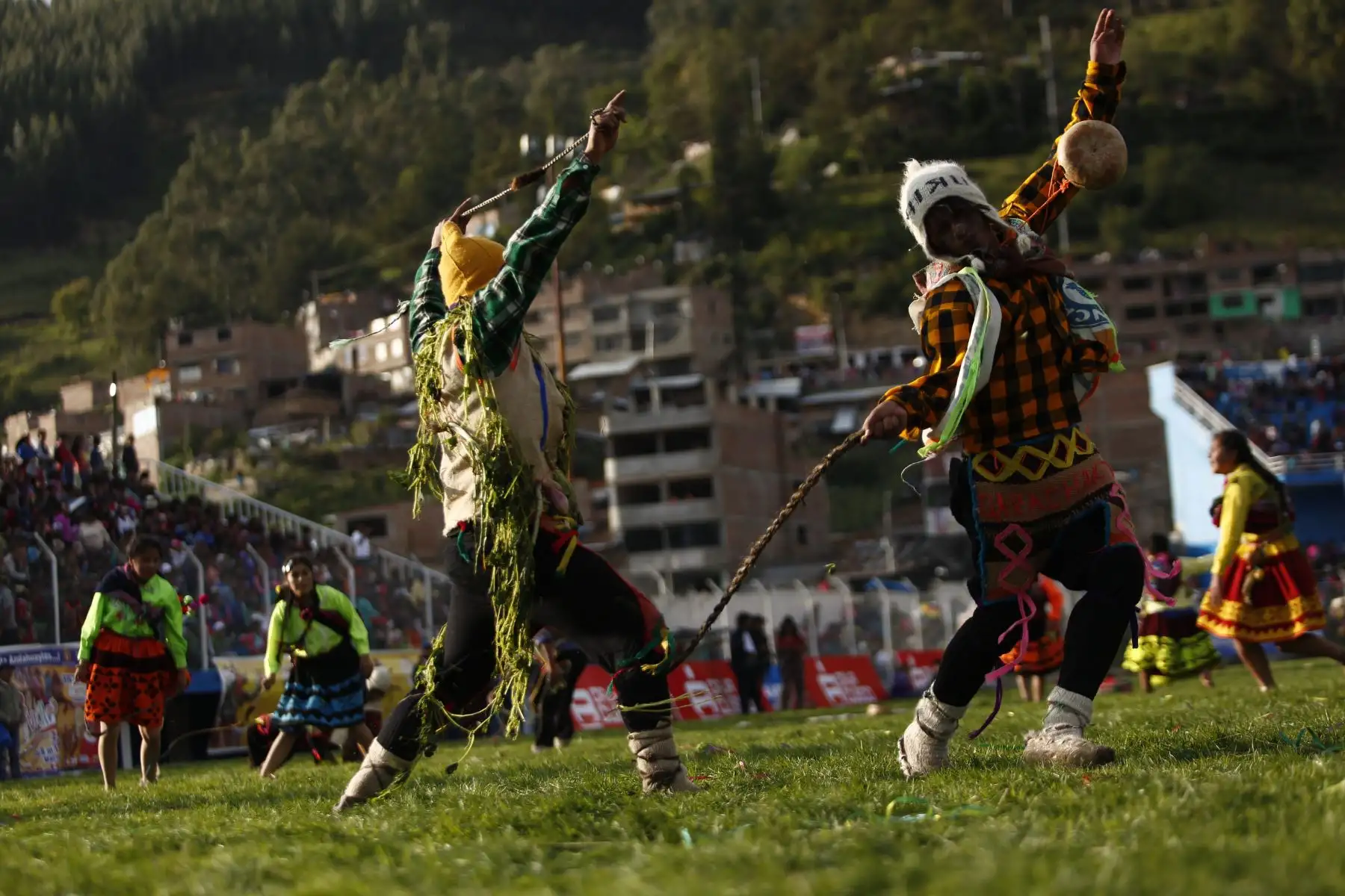 Los danzantes concursan para definir a los mejores grupos que representarán a sus distritos en la ciudad de Andahuaylas durante tres días centrales. En el que el primer día, se realiza un pasacalle por las calles y avenidas concentrándose en la plaza principal de dicha ciudad para definir a las mejores expresiones. Foto: PROMPERÚ