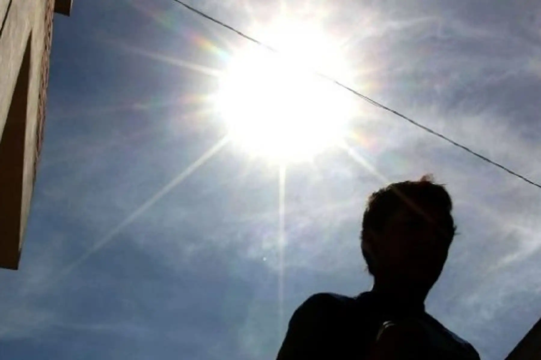 La radiación ultravioleta forma parte de los rayos solares y es necesaria para la vida en nuestro planeta. Sin embargo, cuando alcanza niveles elevados se convierte en una amenaza para la salud humana, provocando entre otros daños, el cáncer de piel. ANDINA/Difusión