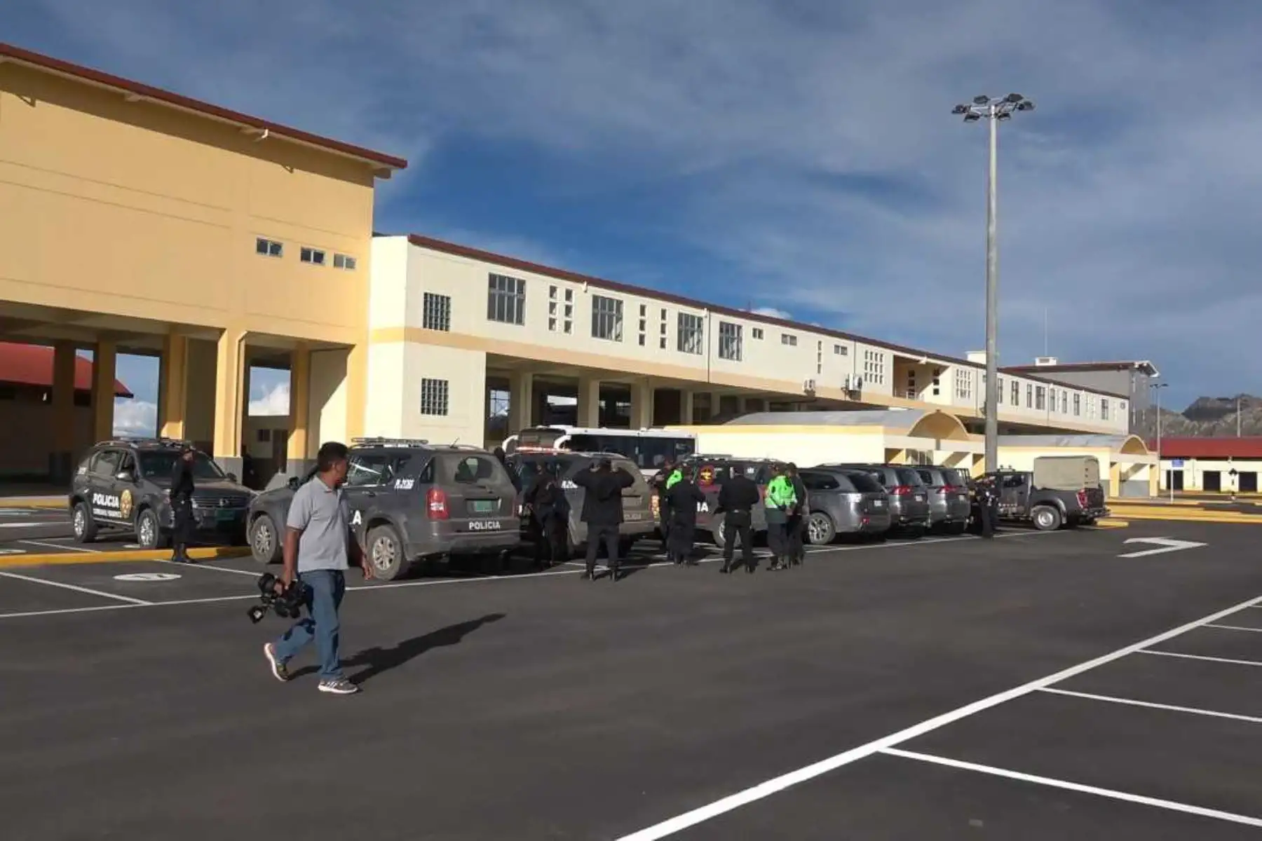 La Superintendencia Nacional de Migraciones aprobó el uso de la Tarjeta Andina de Migración Virtual en el Centro Binacional de Atención en Frontera (CEBAF) Desagüadero y en el Centro de Control Fronterizo Kasani, a cargo de la Jefatura Zonal de Puno, a partir del lunes 16 de abril próximo. ANDINA