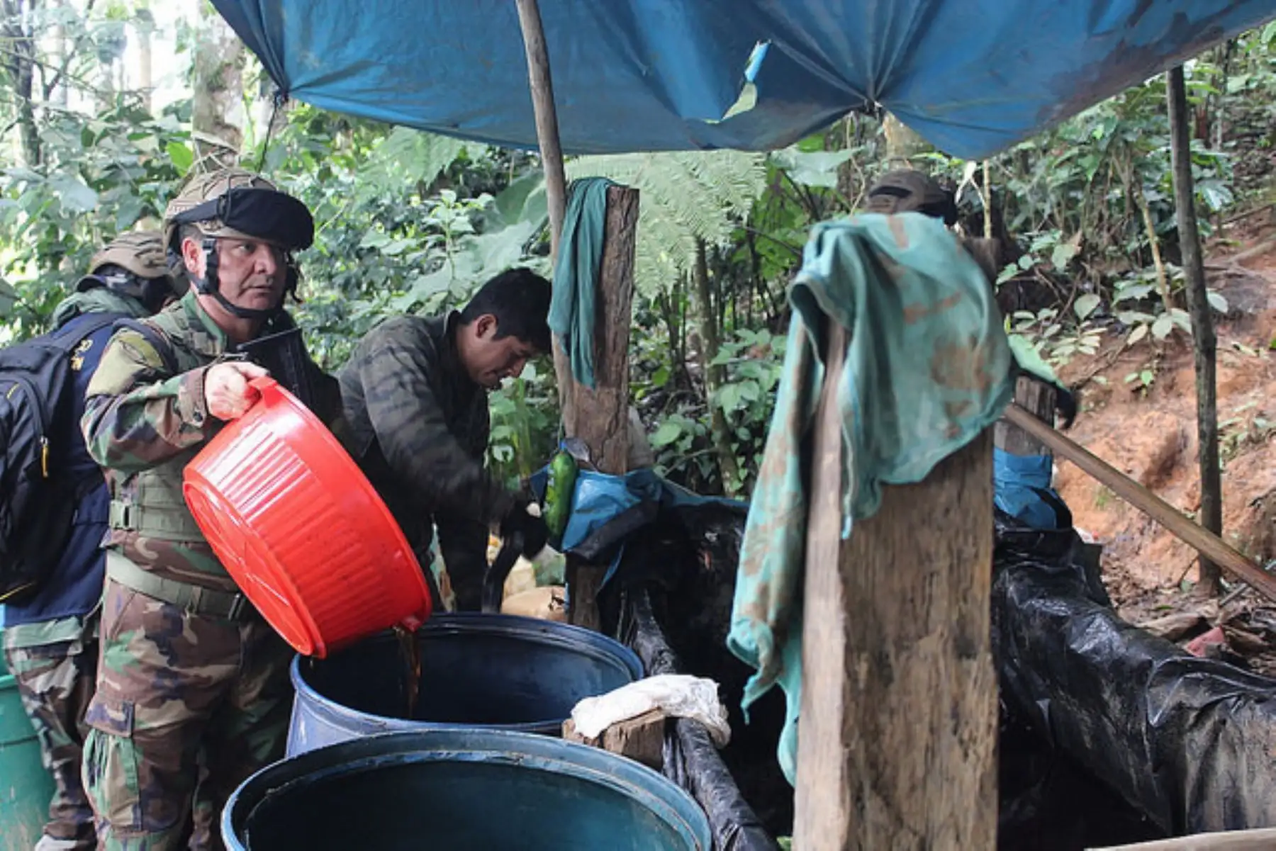 Agentes de la División de Maniobras Contra el Tráfico Ilícito de Drogas de la Policía Nacional, destruyeron dos pozas de maceración de hoja de coca para la elaboración de alcaloide de cocaína y 1,812 kilogramos de insumos químicos fiscalizados en el Valle de los Ríos Apurímac, Ene y Mantaro (Vraem).