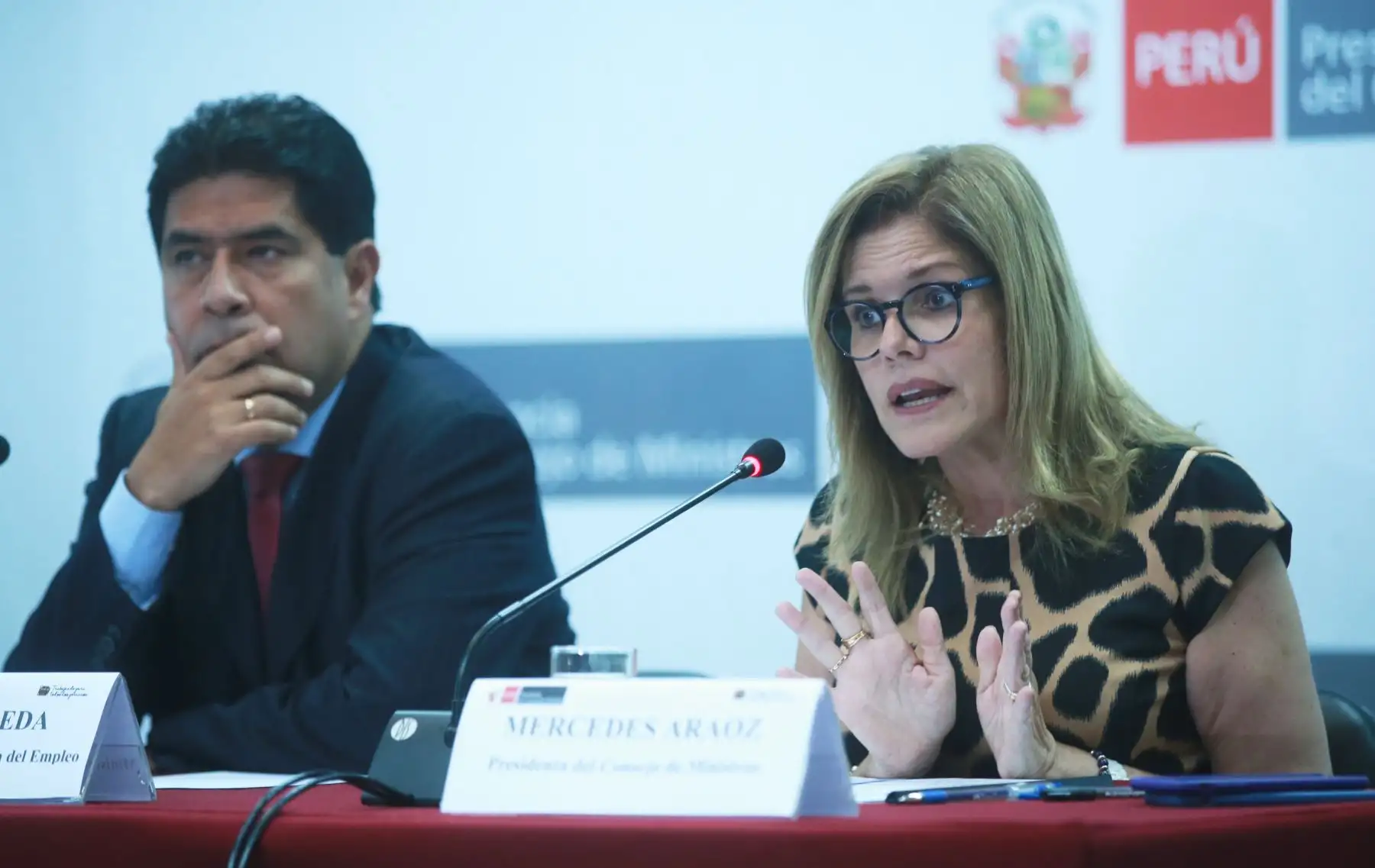 Mercedes Araoz Presidenta del Consejo de Ministros y Javier Barreda Ministro de Trabajo en conferencia de prensa, al termino de la sesion del consejo de ministros . Foto: ANDINA/Jhony Laurente