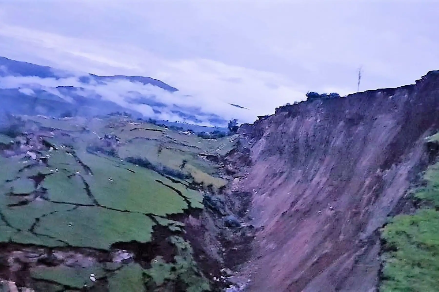 Falla geológica destruye casas, centro de salud y camino en distrito de Llusco, en Cusco. ANDINA