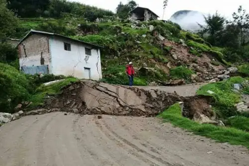 El Ejecutivo declaró el estado de emergencia, por un plazo de 60 días calendario, en el distrito de Llusco, provincia de Chumbivilcas, región Cusco, debido al desplazamiento registrado en el terreno debido a las intensas lluvias, para la ejecución de medidas y acciones de excepción, inmediata y necesaria, de respuesta y rehabilitación para salvaguardar  la vida e integridad de las personas y el patrimonio público y privado en esa zona. ANDINA