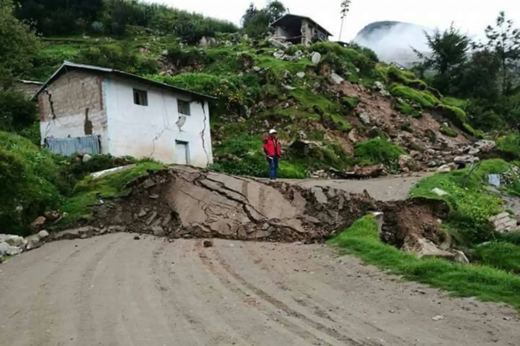 El Ejecutivo declaró el estado de emergencia, por un plazo de 60 días calendario, en el distrito de Llusco, provincia de Chumbivilcas, región Cusco, debido al desplazamiento registrado en el terreno debido a las intensas lluvias, para la ejecución de medidas y acciones de excepción, inmediata y necesaria, de respuesta y rehabilitación para salvaguardar  la vida e integridad de las personas y el patrimonio público y privado en esa zona. ANDINA