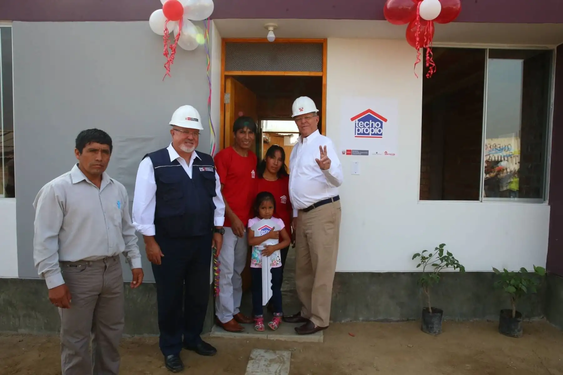 01/03/2018   Presidente Kuczynski entrega la vivienda número 2,000 a escala nacional en Cajamarquilla (Lurigancho). Foto: ANDINA/ Prensa Presidencia.