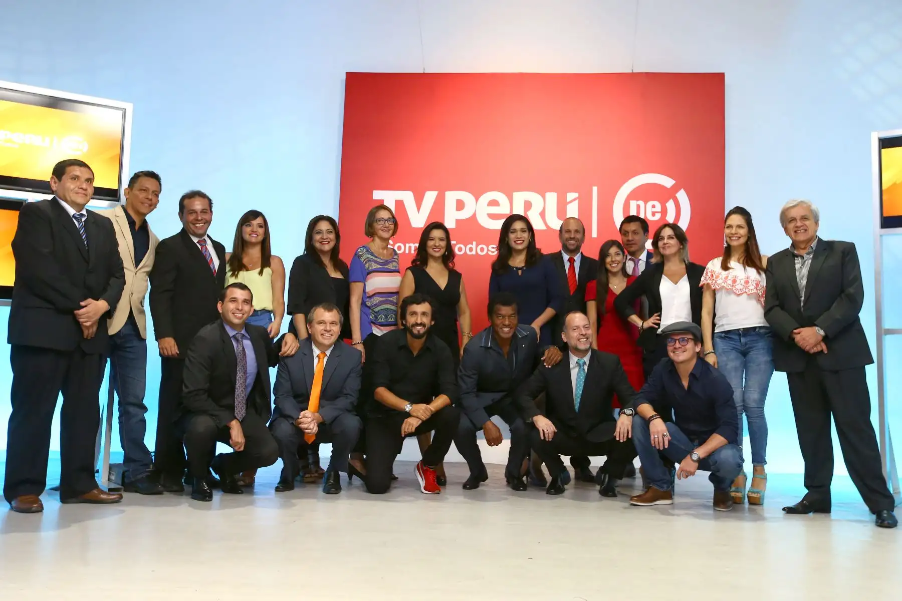 Integrantes de la familia TVPerú junto al Presidente del Directorio de IRTP, Eduardo Guzmán,  posan para la foto tras presentar su nueva programación. Foto: ANDINA/Melina Mejía