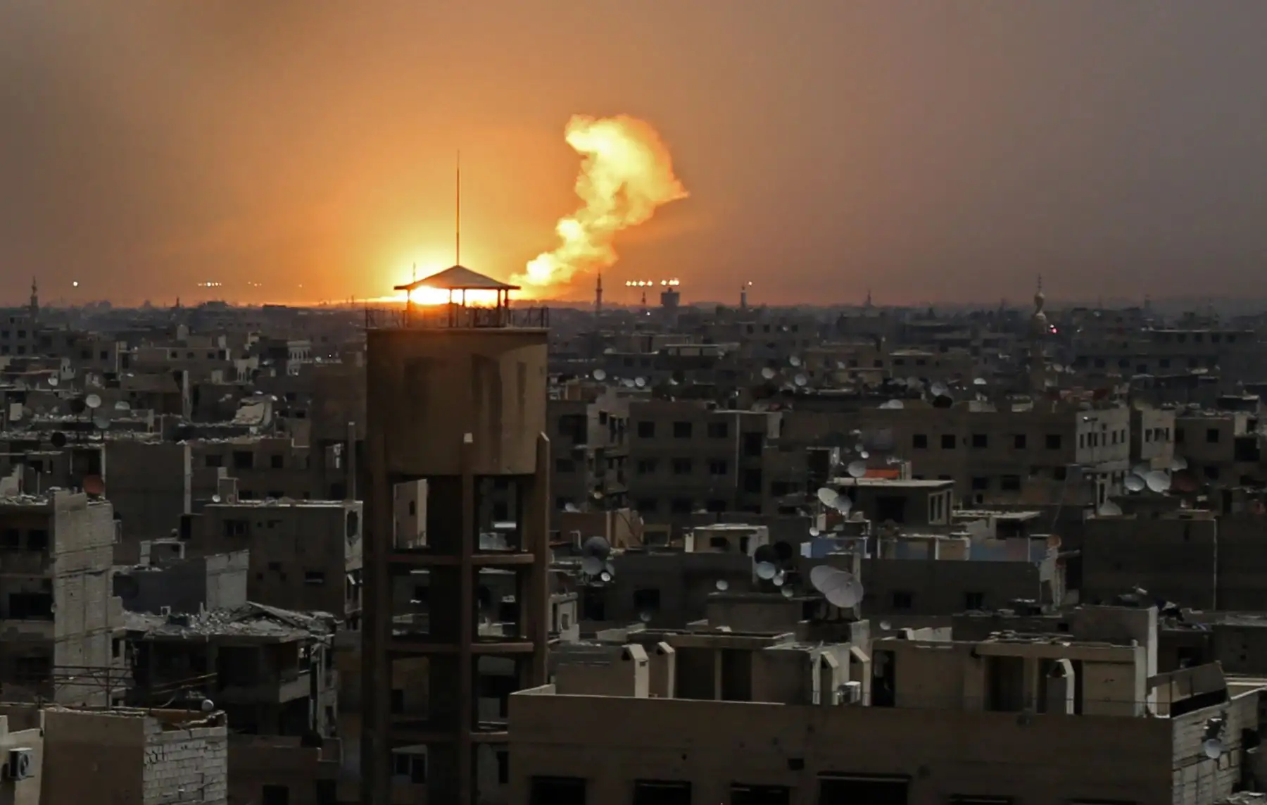 Llamas en  el horizonte tras un ataque con cohetes en al-Shaffuniyah,  enclave rebelde sirio de Ghouta Oriental,  Damasco. Foto: AFP