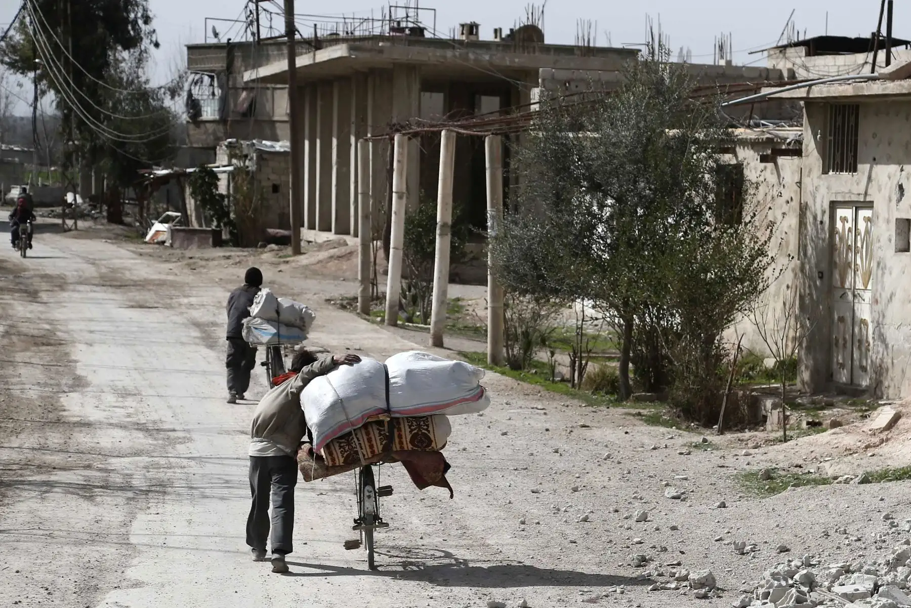 Sirios  huyen de su hogar en la ciudad de Utaya en el enclave rebelde sirio de Ghouta Oriental. AFP