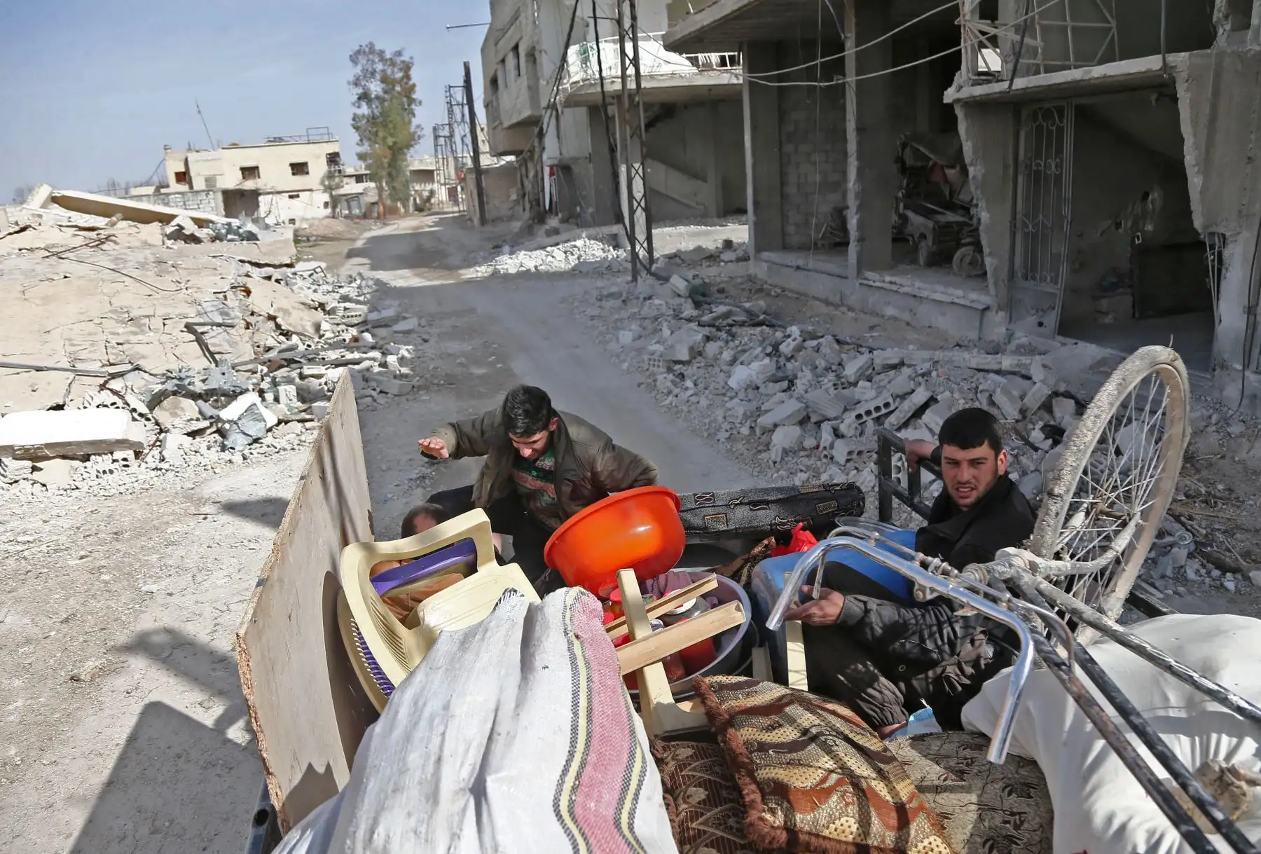 Los sirios empacan sus pertenencias mientras huyen de su hogar en la ciudad de Utaya en el enclave rebelde sirio de Ghouta Oriental. AFP