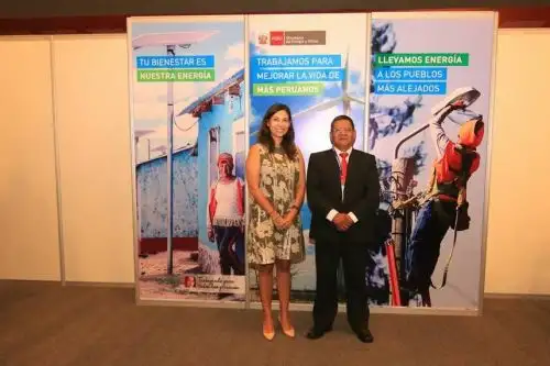Más de 20,000 habitantes de comunidades indígenas de la provincia de Oxapampa se beneficiarán con la próxima instalación de 7,405 paneles solares que permitirán dotar de electricidad a esas localidades rurales, anunció hoy el gobernador regional de Pasco, Teódulo Quispe Huertas, durante su participación en el 7mo Gore Ejecutivo.