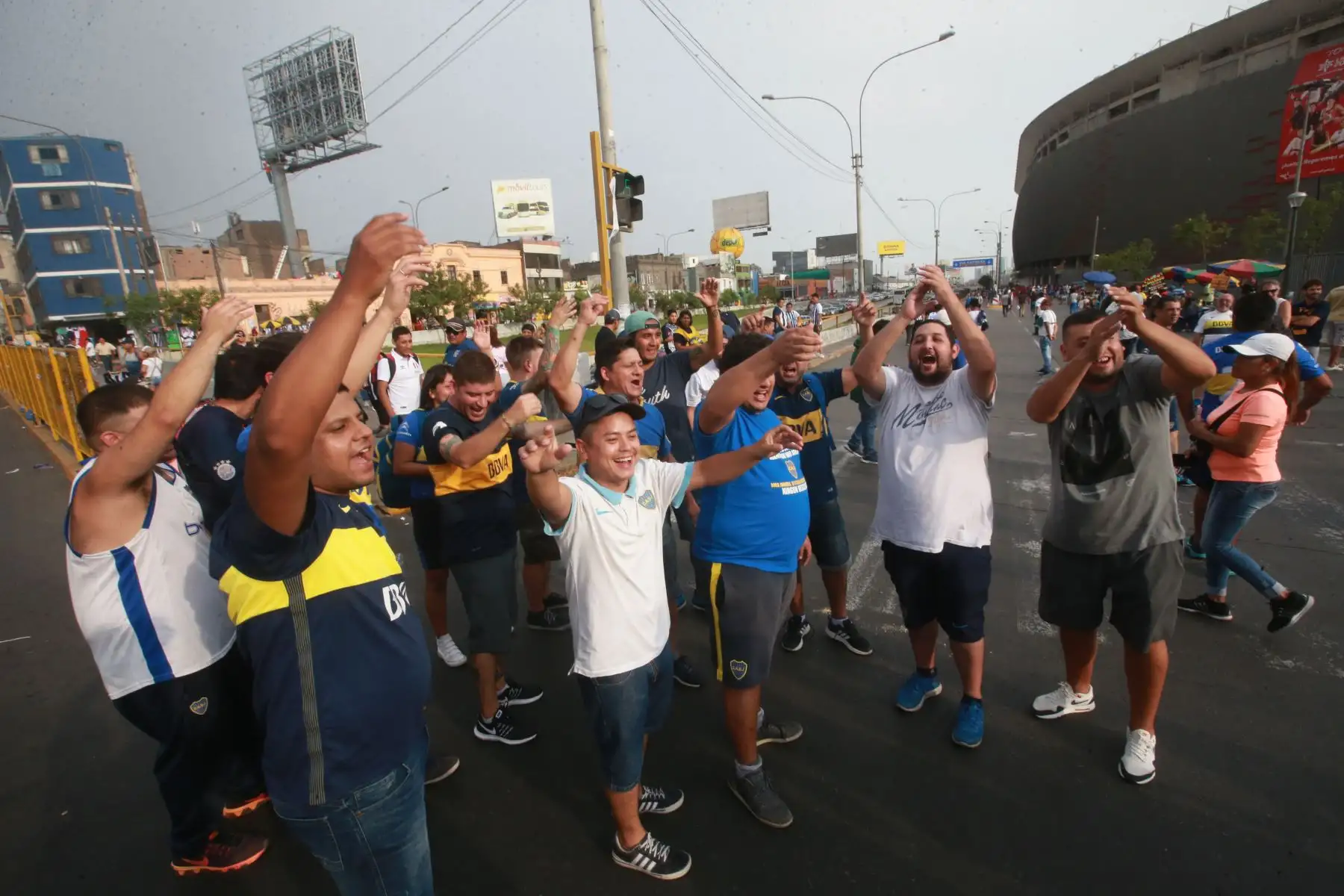 Hinchas del Boca Juniors llegan al Estadio Nacional para el partido con Alianza Lima por la Copa Libertadores 2018. Foto: ANDINA/Jhony Laurente