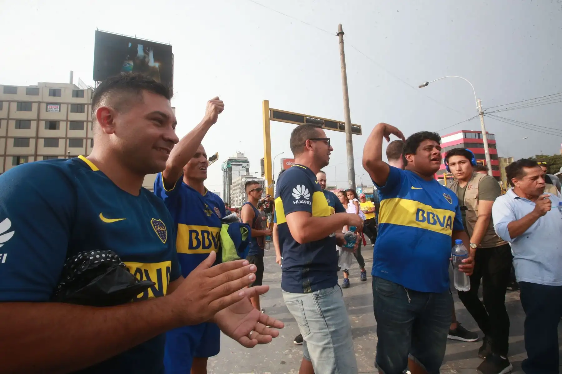 Hinchas del Boca Juniors llegan al Estadio Nacional para el partido con Alianza Lima por la Copa Libertadores 2018. Foto: ANDINA/Jhony Laurente
