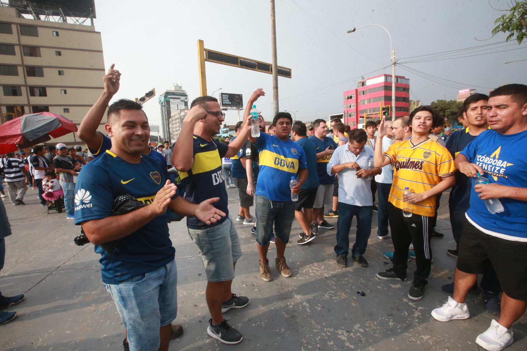 01/03/2018   Hinchada del Boca Juniors llega al estadio nacional. Foto: ANDINA/Jhony Laurente