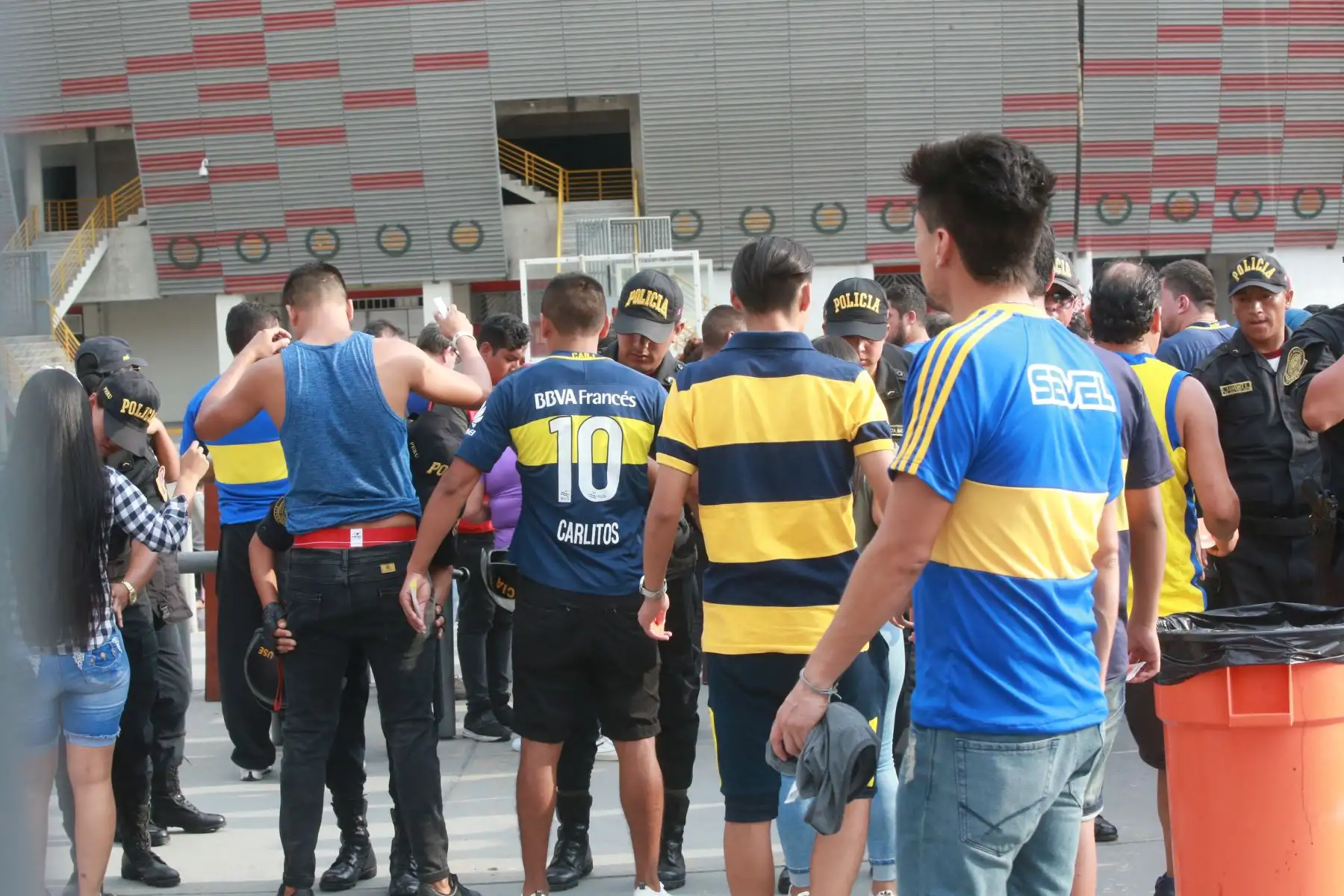 Hinchas del Boca Juniors llegan al Estadio Nacional para el partido con Alianza Lima. Foto: ANDINA/ Jhony Laurente