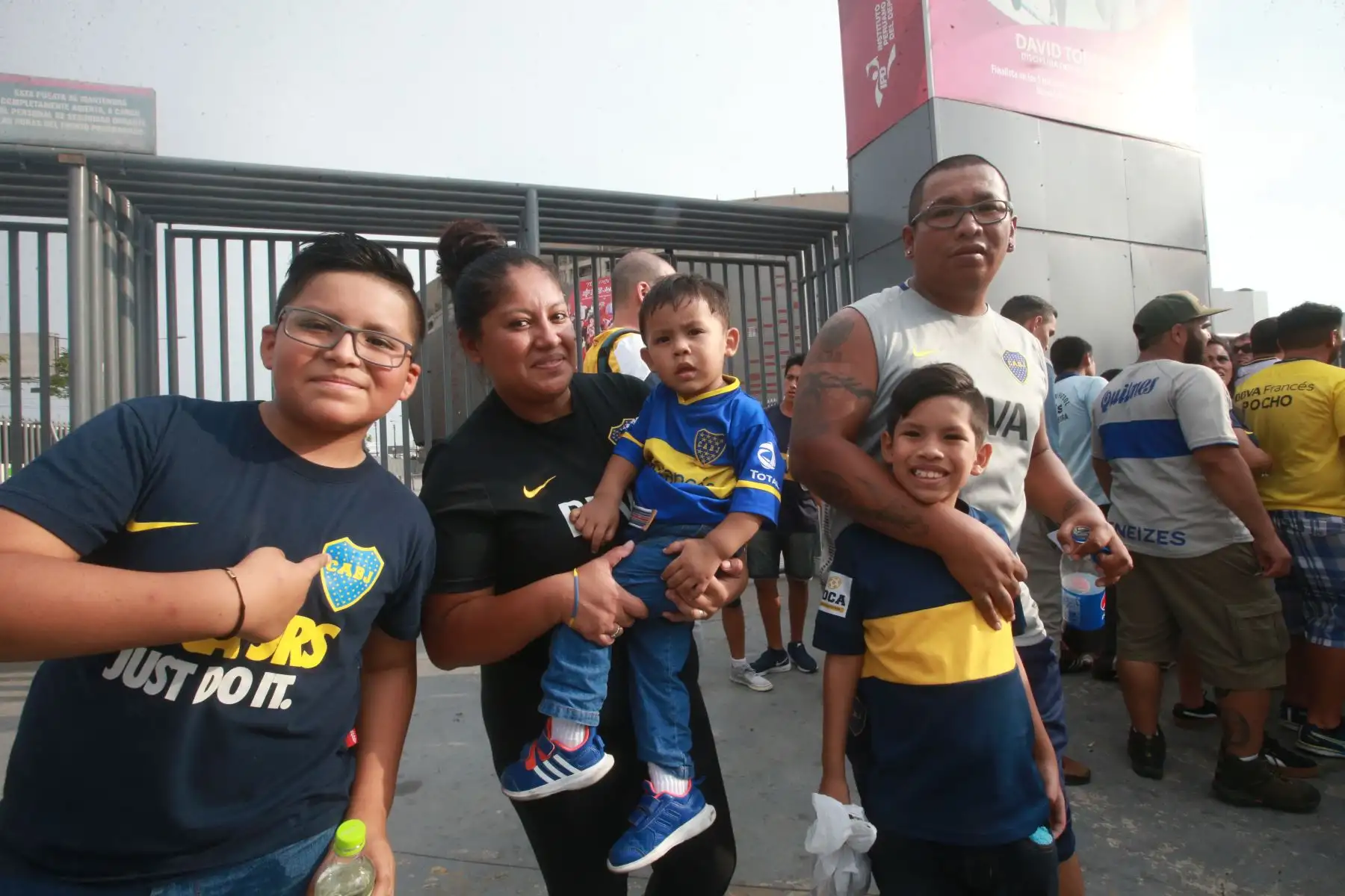 Hinchas del Boca Juniors llegan al Estadio Nacional para el partido con Alianza Lima por la Copa Libertadores 2018. Foto: ANDINA/Jhony Laurente