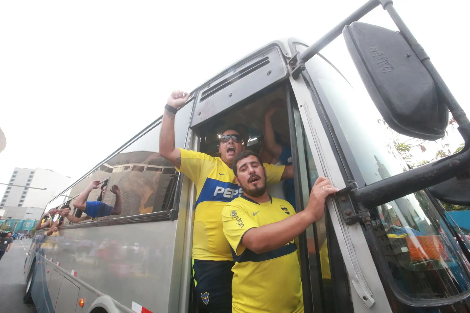 Hinchas del Boca Juniors llegan al Estadio Nacional para el partido con Alianza Lima
