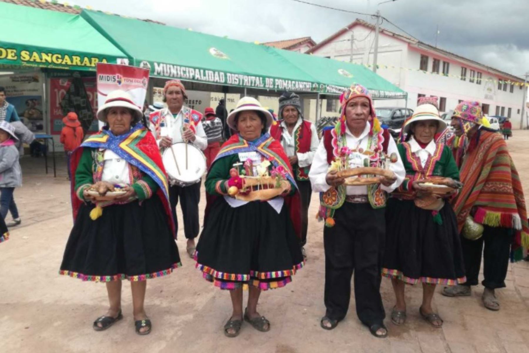 Con motivo de su 156° aniversario, el histórico distrito de Sangarará, ubicado en la provincia de Acomayo, región Cusco, fue escenario del Primer Encuentro de Saberes Productivos, donde los usuarios del Programa Nacional de Asistencia Solidaria Pensión 65, compartieron sus prácticas y conocimientos ancestrales con las nuevas generaciones