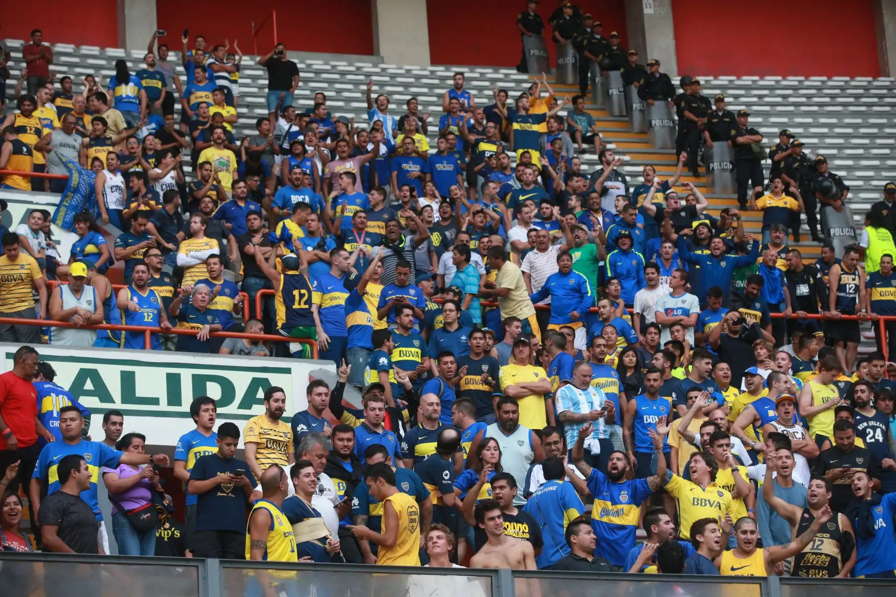 Hinchada del Boca Juniors llega al estadio nacional. Foto: ANDINA/Jhony Laurente