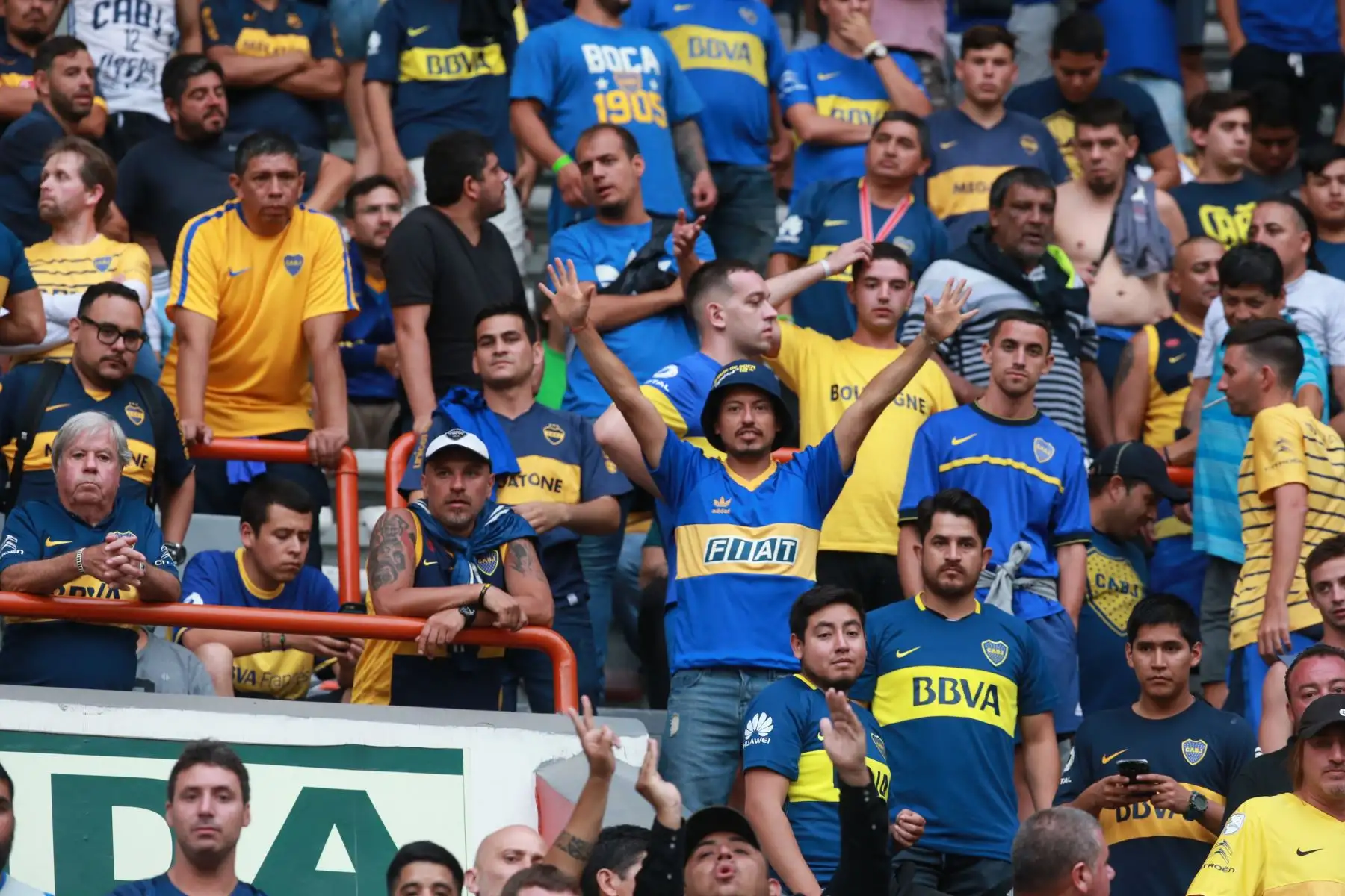 Hinchada del Boca Juniors llega al estadio nacional. Foto: ANDINA/Jhony Laurente