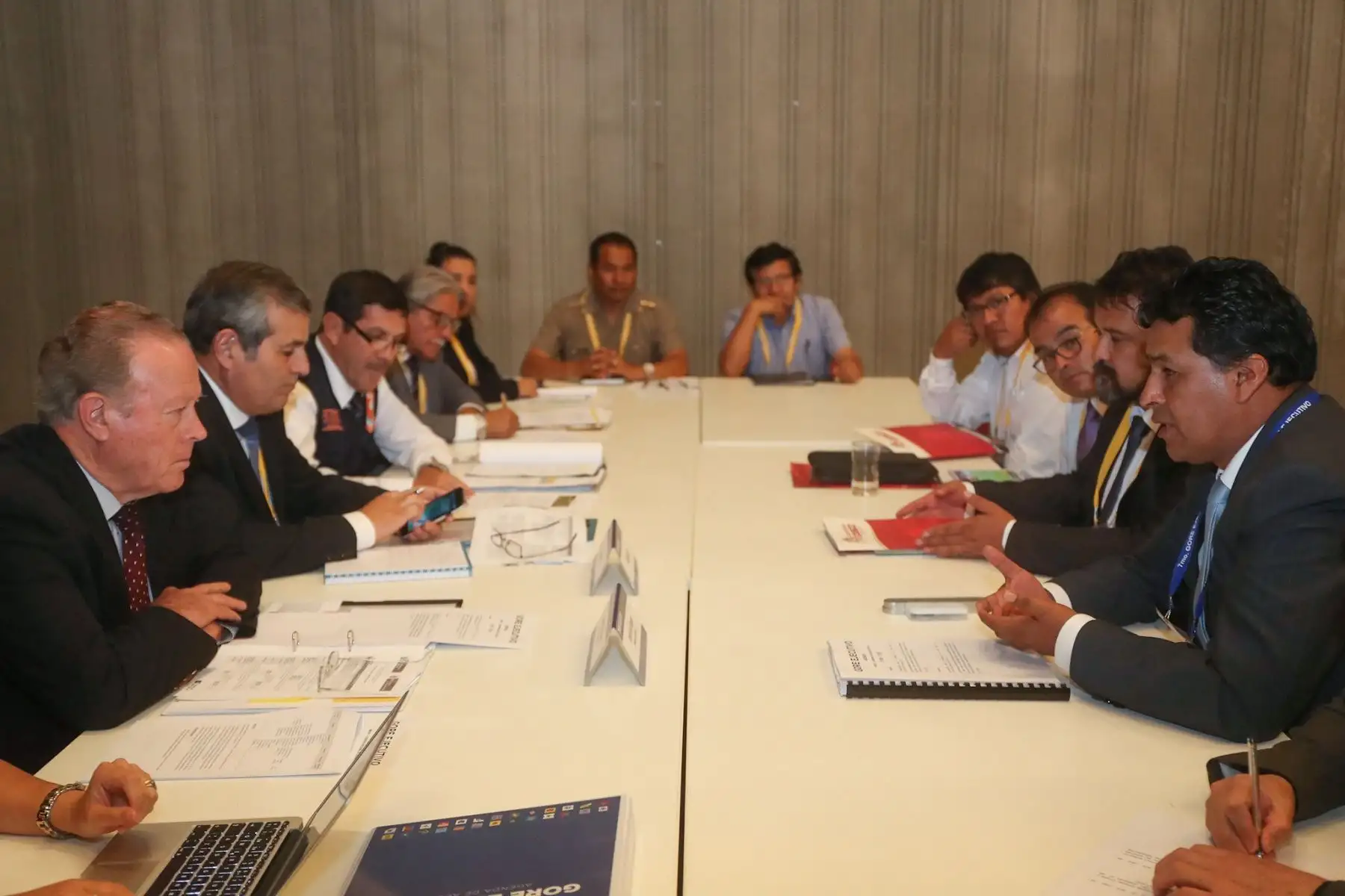 Ministro de Defensa, Jorge Kisic, dialogó con gobernadores regionales sobre prevención de desastres.