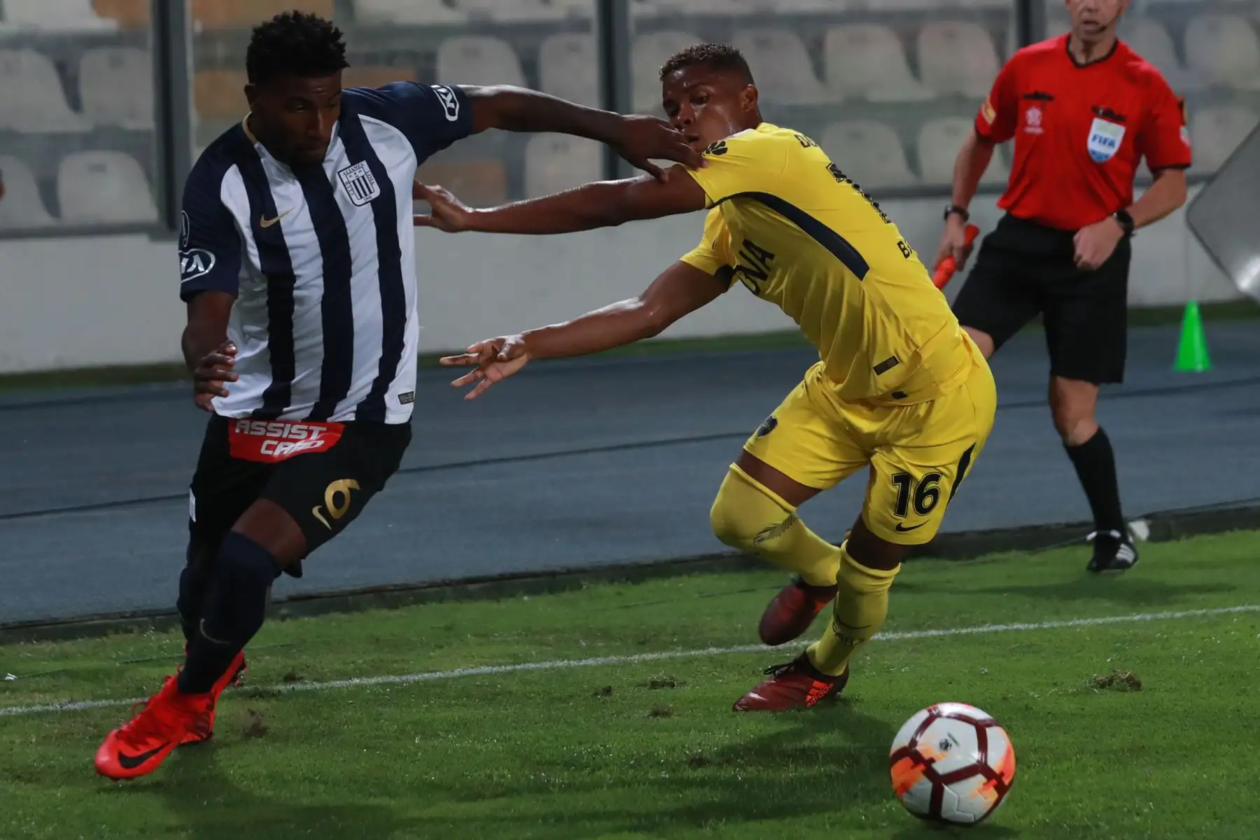 El futbolista de Alianza Lima Carlos Ascues disputa el balón ante la marcación del Boca Juniors. Foto: ANDINA/Carlos Lezama