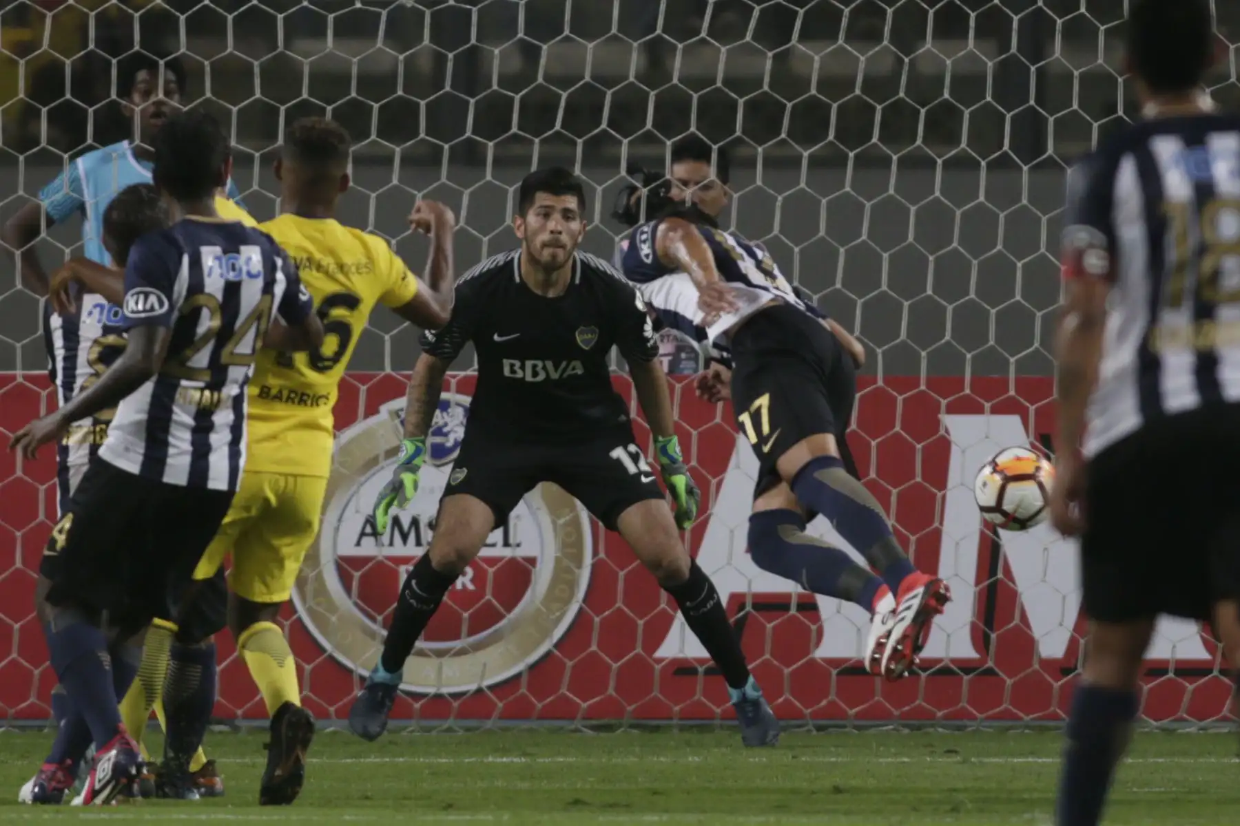El futbolista del Alianza Lima Gonzalo Godoy cabecea frente al arquero Agustín Rossi del Boca Juniors. Foto: ANDINA/Carlos Lezama