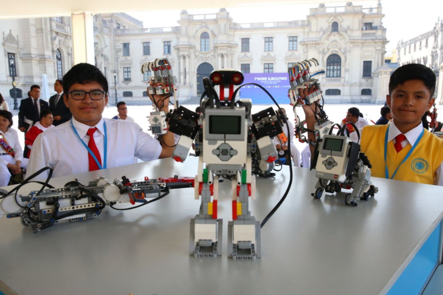 Menores del COAR exhibieron creaciones de curso de robótica. Foto: ANDINA/Prensa Presidencia