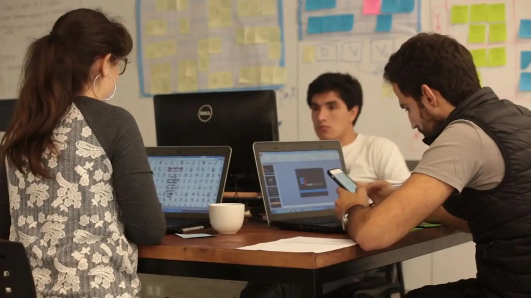 Basta experiencia en tiempo récord: los nuevos emprendimientos siempre inician con el personal mínimo indispensable para echar andar el negocio. Ello implica que muchas veces se deba participar en diversas funciones diferentes a las de cada perfil, con tal de sacar un proyecto adelante. Involucrarse de lleno en todas las etapas de un proyecto te permite ganar una mayor experiencia y adquirir nuevos conocimientos y destrezas, muy valiosos en su desarrollo profesional. Foto: ANDINA/Estrella Ferreyra