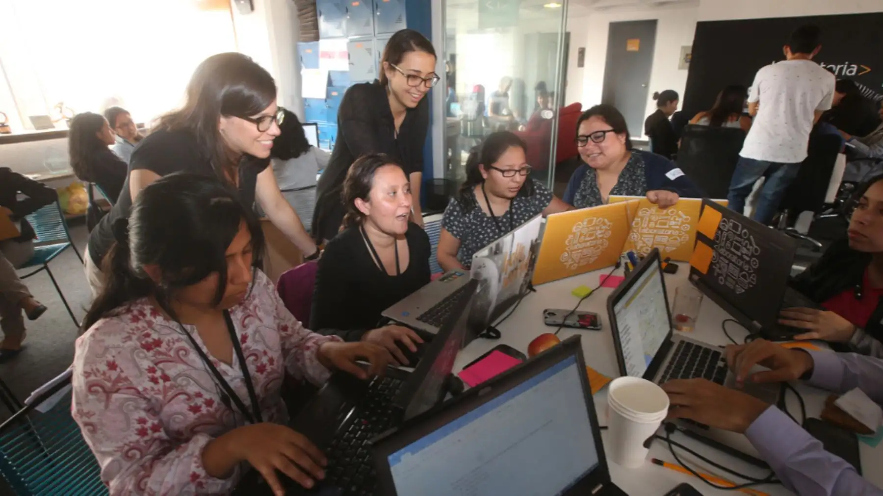 Gran salario emocional: a nivel de clima laboral, un joven emprendimiento por lo general tendrá un número muy reducido de colaboradores, lo que hará que en la oficina exista un ambiente más cercano y familiar entre colegas que se ayudan entre sí. Pero sin duda, el mayor sueldo emocional que brinda una startup, es esa sensación de participar desde cero, en la creación de procesos y funciones que luego serán implementadas en adelante en la empresa en la que trabajas. Foto: ANDINA/archivo