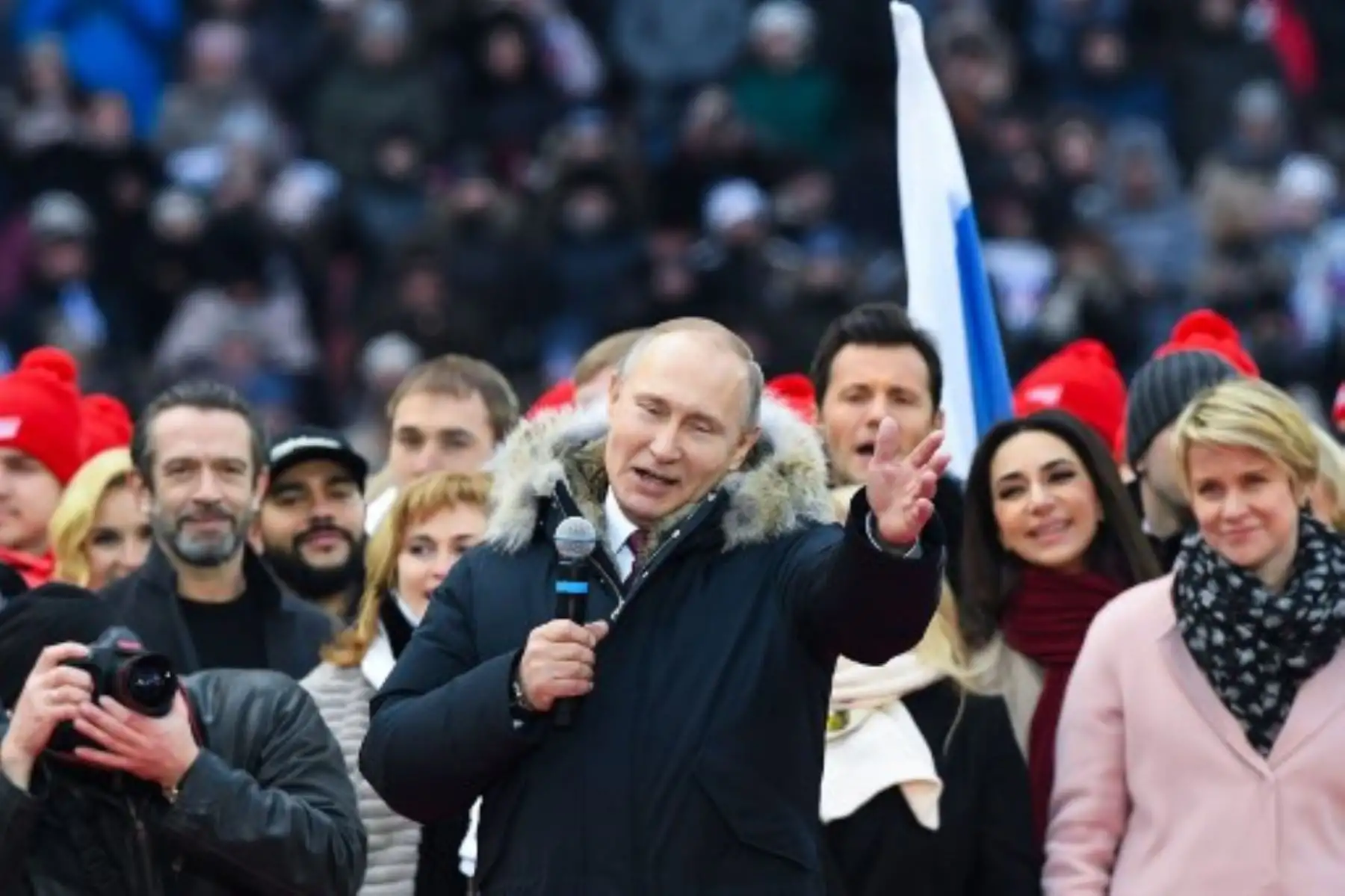 Vladimir Putin pronuncia un discurso durante una manifestación para apoyar su candidatura en las próximas elecciones presidenciales en Moscú. Foto: AFP.