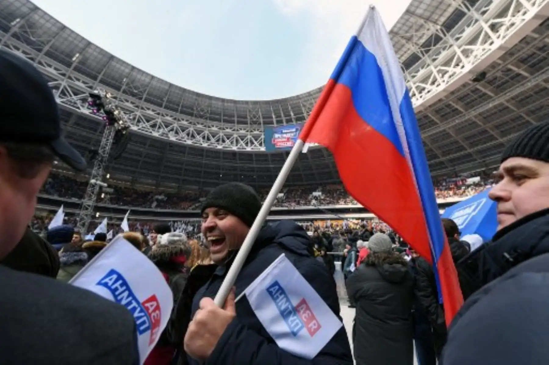 Los partidarios del mandatario y candidato presidencial Vladimir Putin se reúnen para una manifestación preelectoral en el estadio Luzhniki, en Moscú. Foto: AFP.