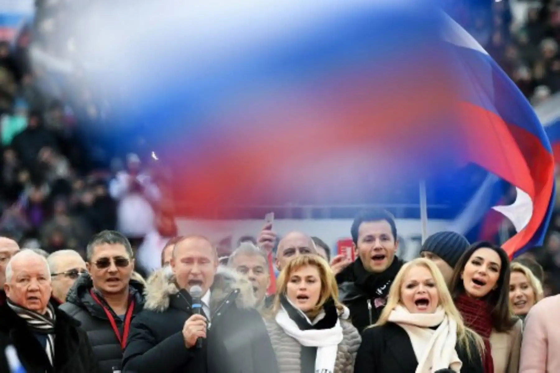 El mandatario Vladimir Putin asiste a una manifestación para apoyar su candidatura en las próximas elecciones presidenciales. Foto: AFP.