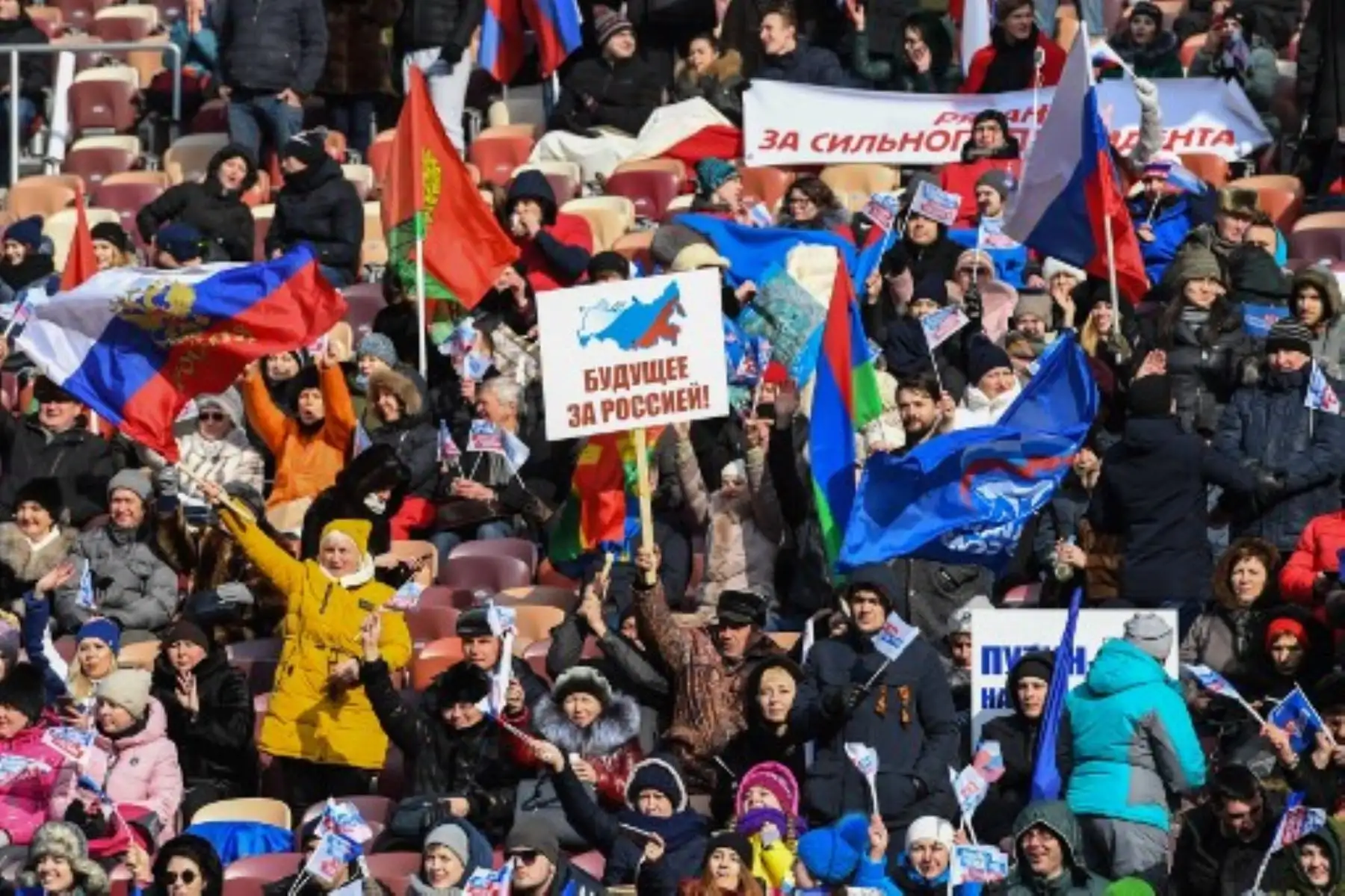 Los partidarios del candidato presidencial Vladimir Putin durante una manifestación preelectoral en el estadio Luzhniki, en Moscú. Foto: AFP.