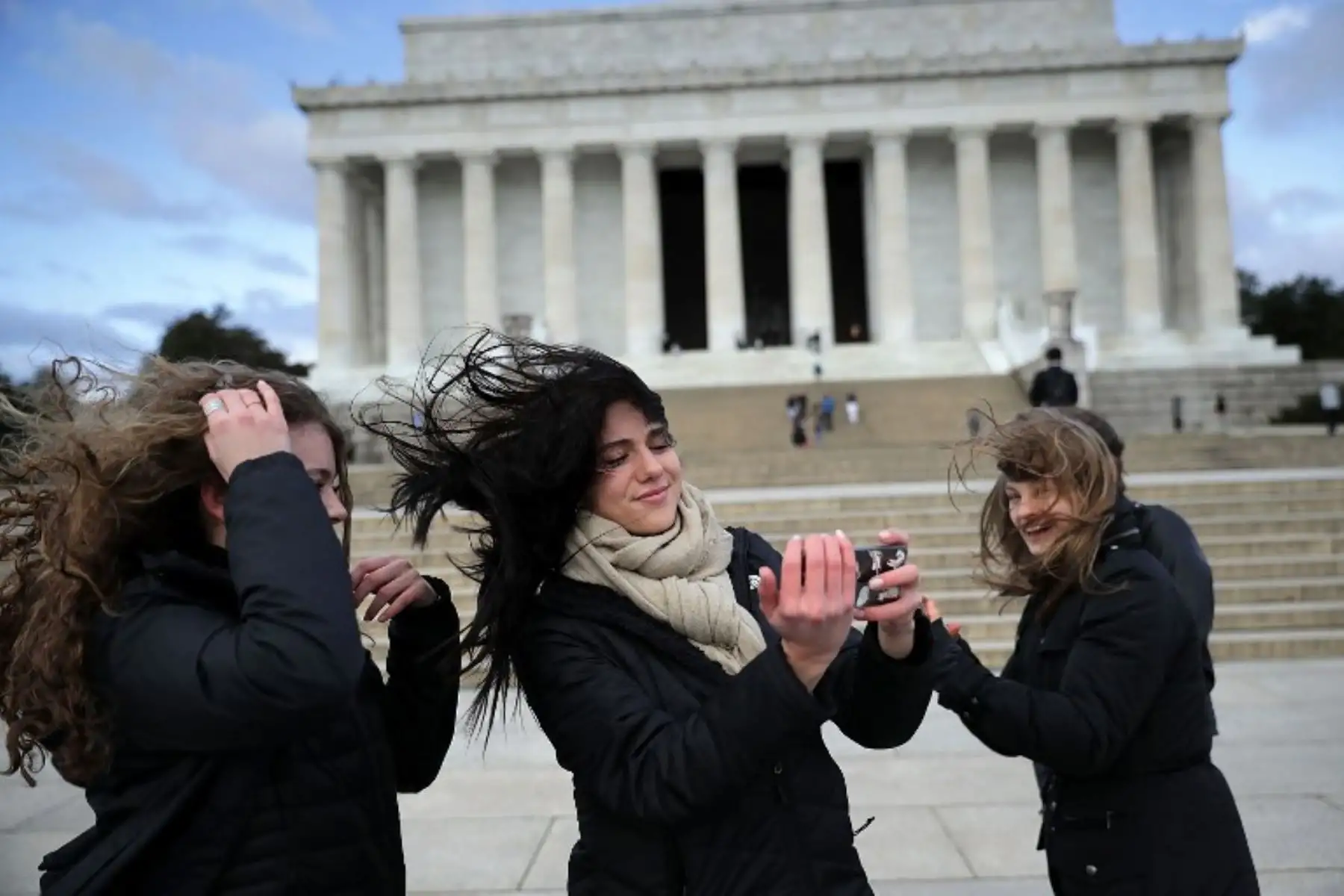 Turistas enfrentan fuertes vientos durante su visita al Lincoln Memorial en el National Mall en Washington, DC. Foto:AFP`