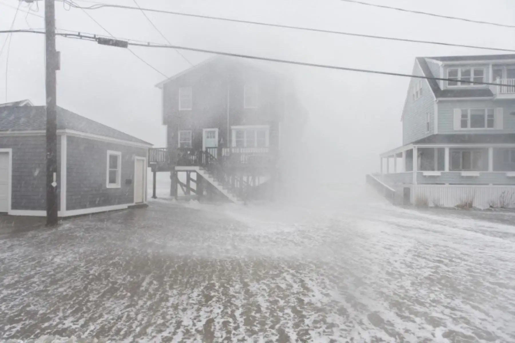 En Scituate y las áreas costeras aledañas  a Massachusetts se producen fuertes vientos e inundaciones por el paso de la tormenta "ciclón de la bomba".Foto: AFP