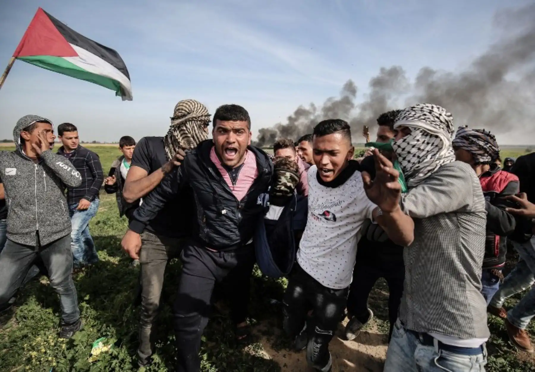 Los palestinos ayudan a evacuar a manifestante herido durante los enfrentamientos con las tropas israelíes cerca de Khan Yunis en la frontera entre Israel y la franja sur de Gaza.Foto:AFP