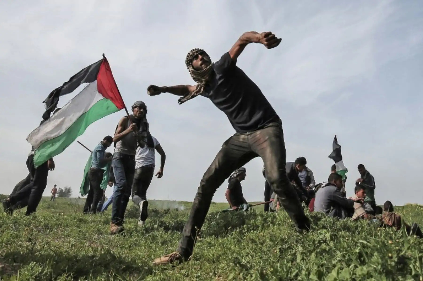 piedras y agitan una bandera palestina durante los enfrentamientos con las fuerzas israelíes cerca de Khan Yunis.Foto:AFP