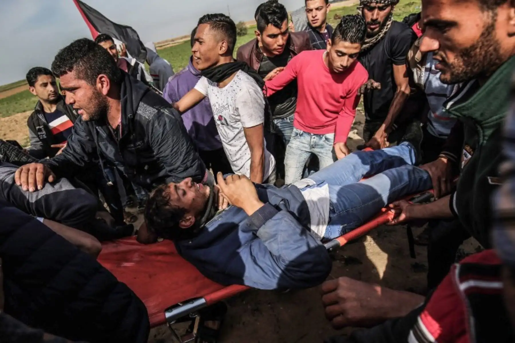 Palestinos evacuan a  manifestante herido en una camilla durante los enfrentamientos con las tropas israelíes cerca de Khan Yunis en la frontera entre Israel y la franja sur de Gaza .Foto:AFP