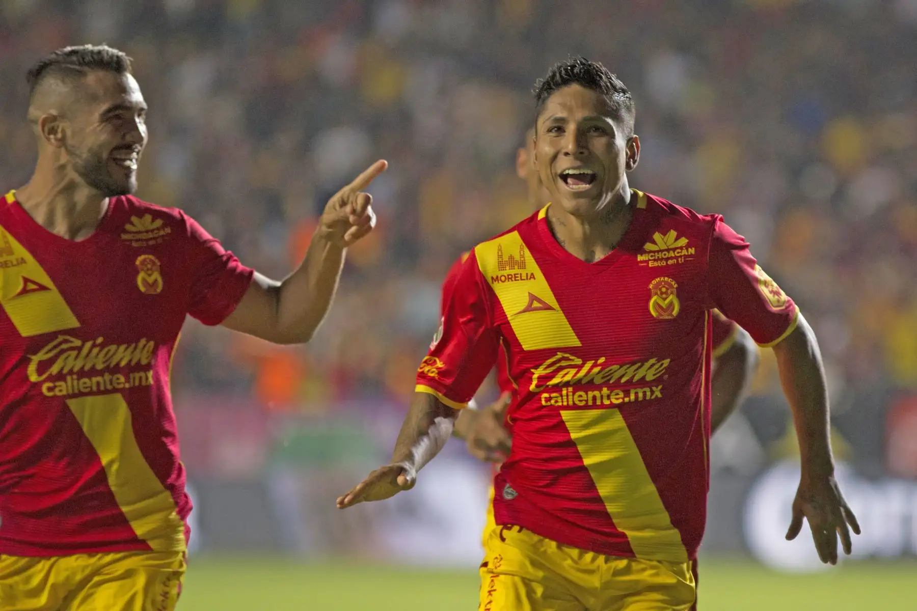 El jugador peruano de Morelia Raúl Ruidíaz celebra tras anotar un espectacular gol de tijera, durante el juego correspondiente a la jornada 10 del torneo mexicano. Foto: EFE