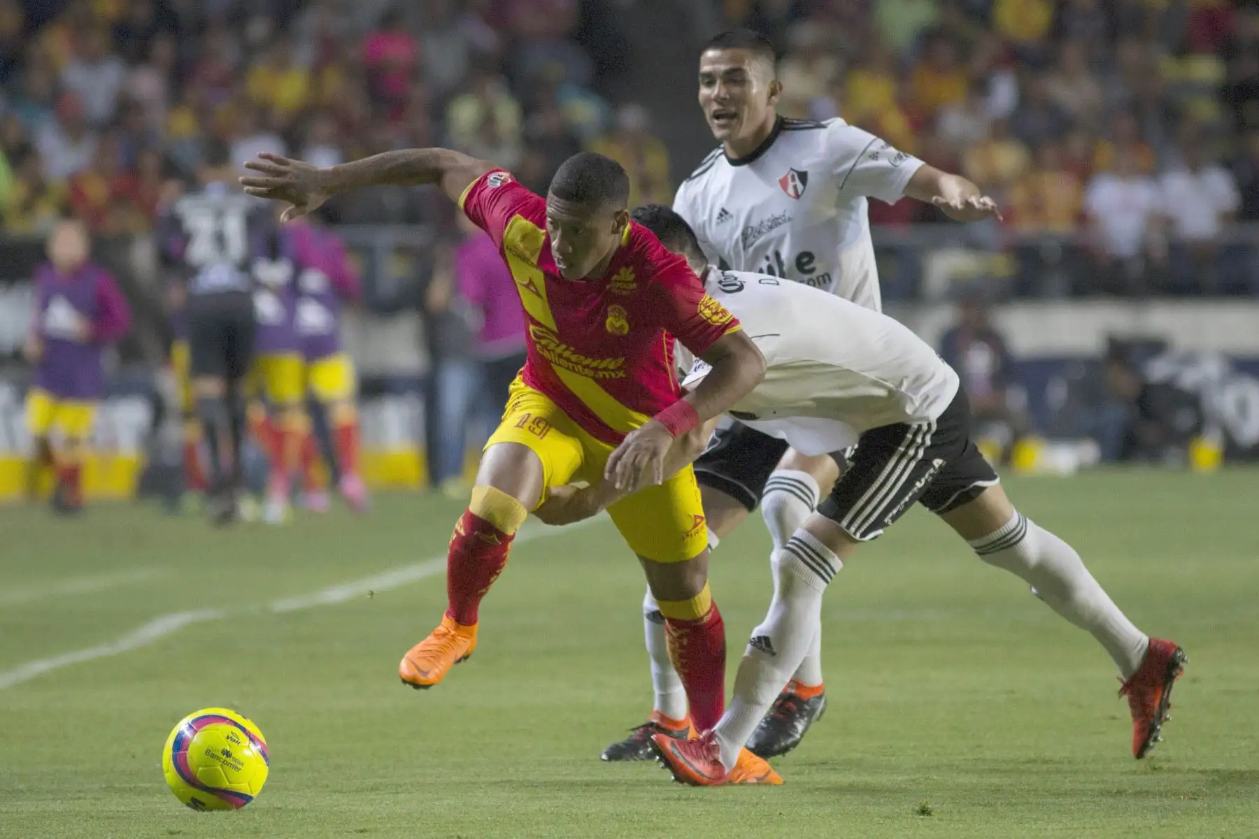 El jugador de Morelia Ray Sandoval y Daniel Arreola de Atlas disputan el balón, durante el juego correspondiente a la jornada 10 del torneo mexicano de fútbol.Foto.EFE